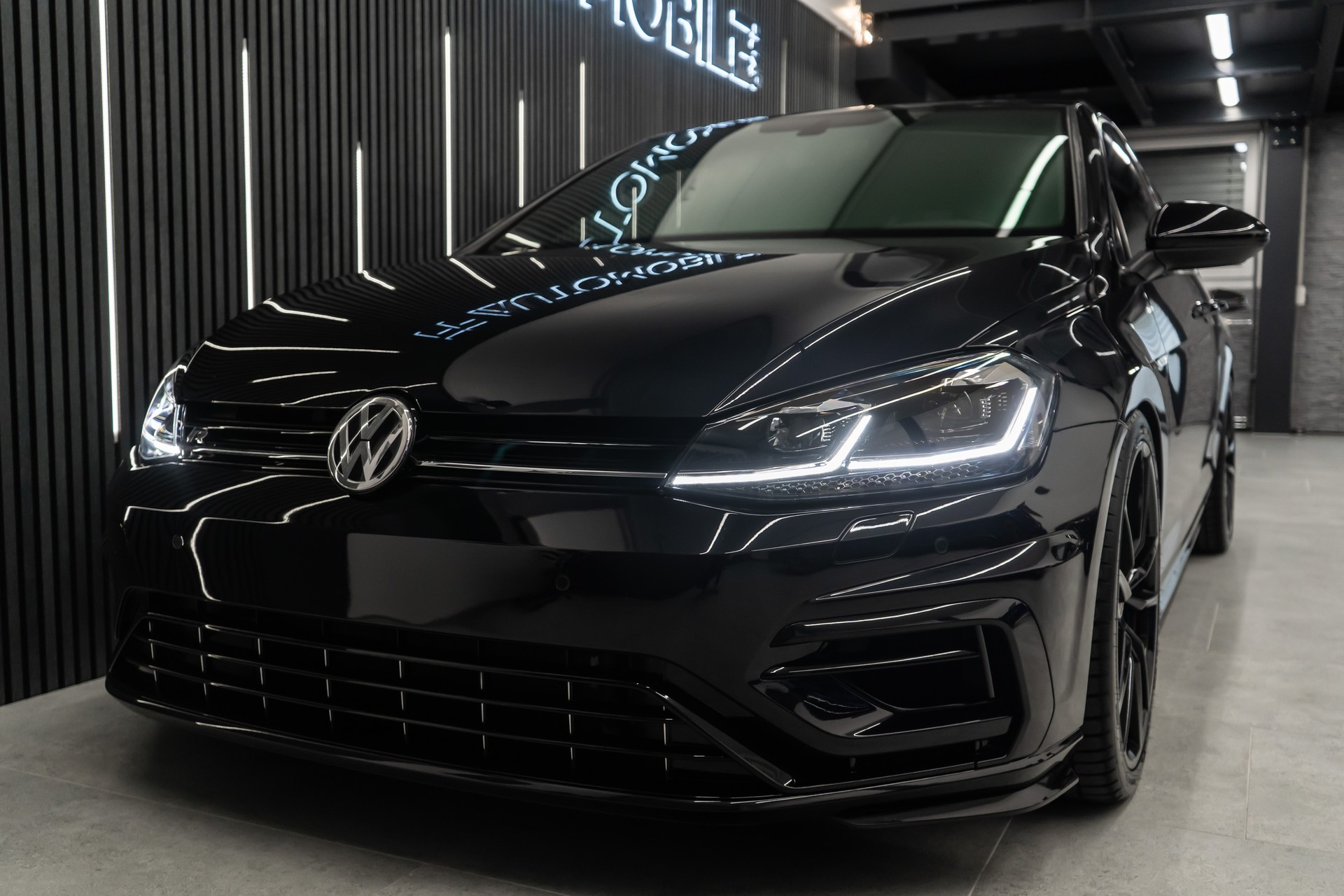 VW Golf 2.0 TSI R 4MOTION DSG / ALL BLACK / OHNE OPF / FRISCH AB SERVICE & MFK-image-4