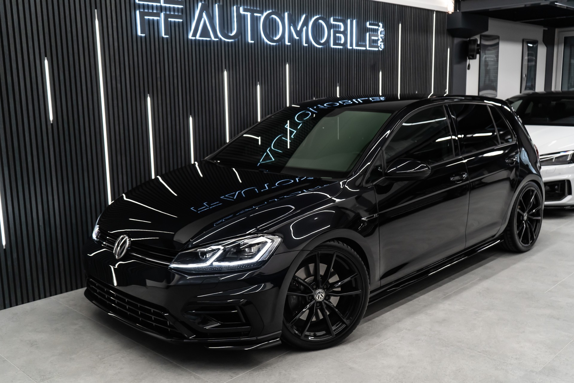 VW Golf 2.0 TSI R 4MOTION DSG / ALL BLACK / OHNE OPF / FRISCH AB SERVICE & MFK-showroom-element-2