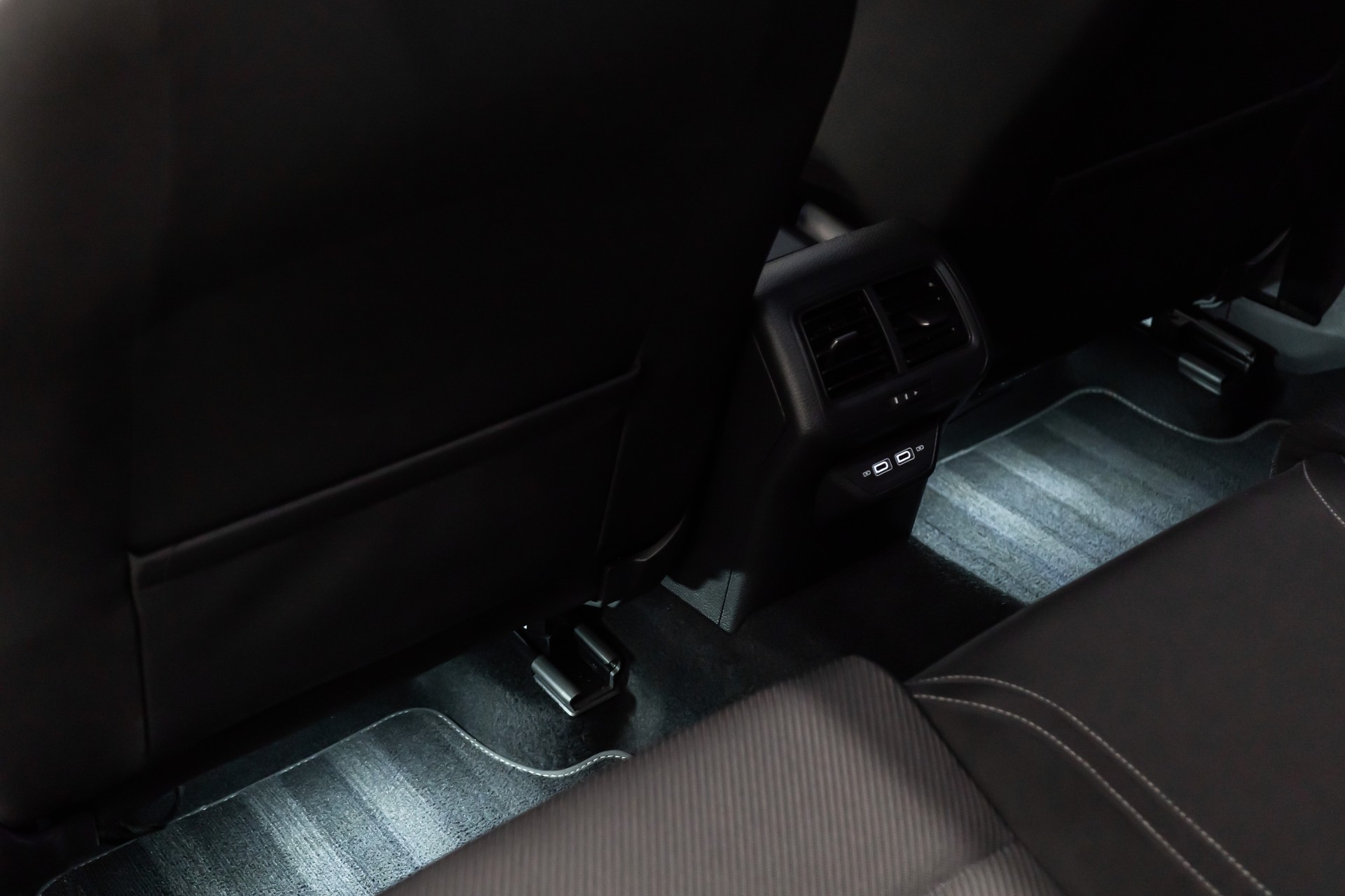 VW Golf 2.0 TSI R 4MOTION DSG / ALL BLACK / OHNE OPF / FRISCH AB SERVICE & MFK-image-24