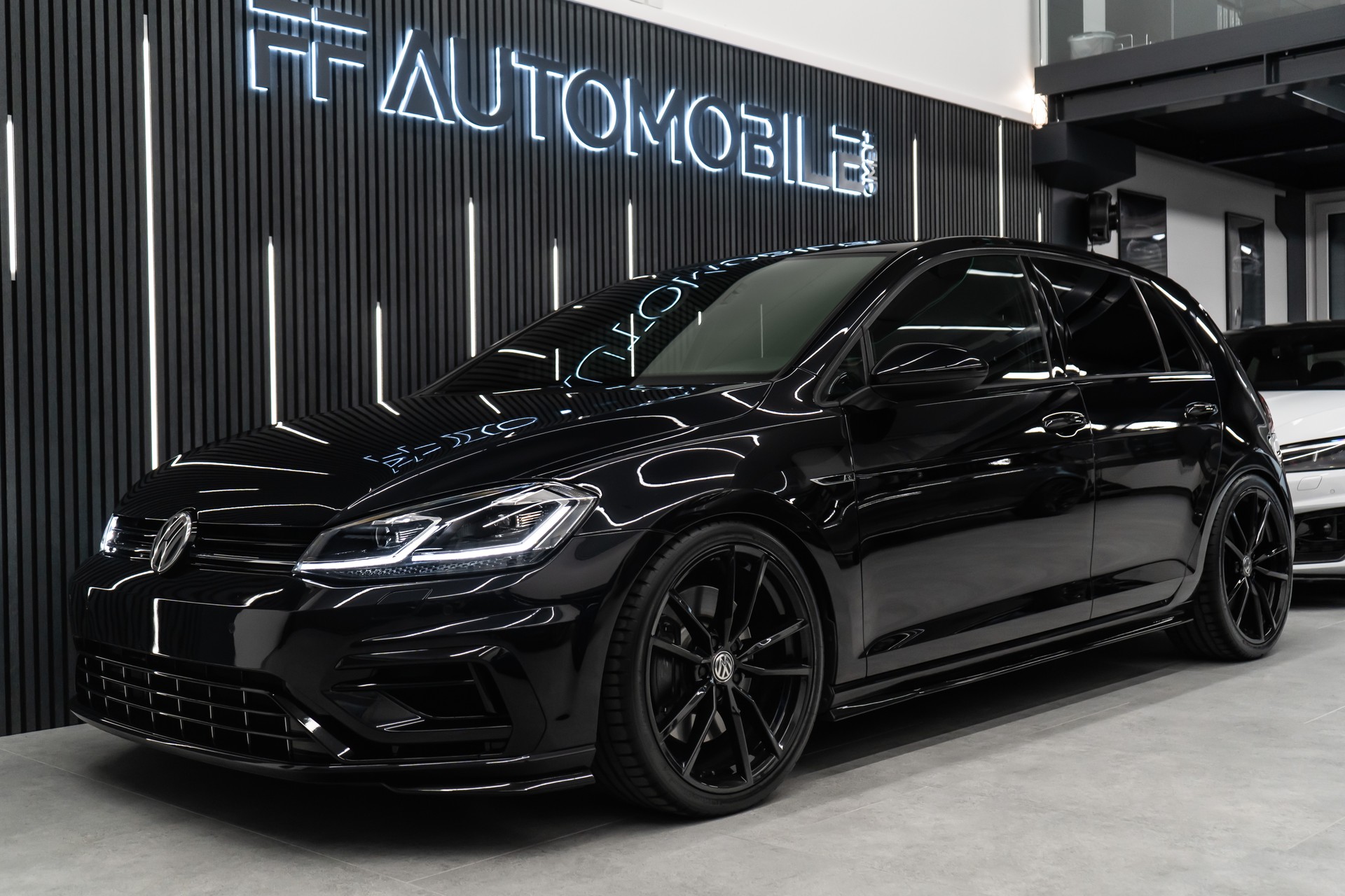 VW Golf 2.0 TSI R 4MOTION DSG / ALL BLACK / OHNE OPF / FRISCH AB SERVICE & MFK-showroom-element-1