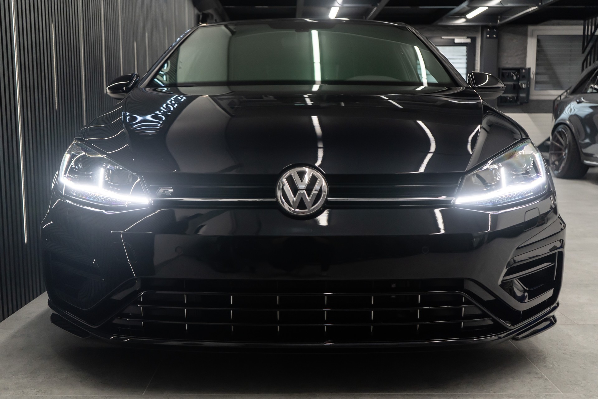VW Golf 2.0 TSI R 4MOTION DSG / ALL BLACK / OHNE OPF / FRISCH AB SERVICE & MFK-showroom-element-3