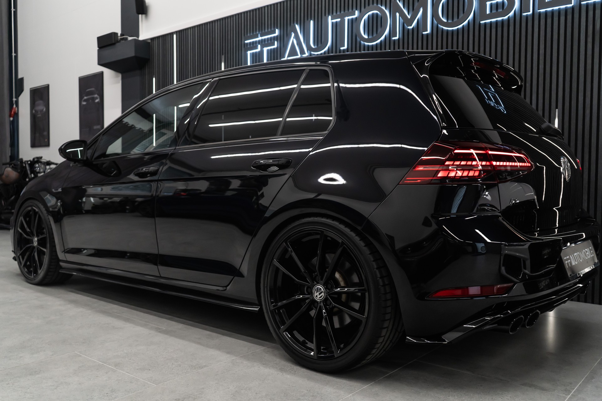 VW Golf 2.0 TSI R 4MOTION DSG / ALL BLACK / OHNE OPF / FRISCH AB SERVICE & MFK-image-9