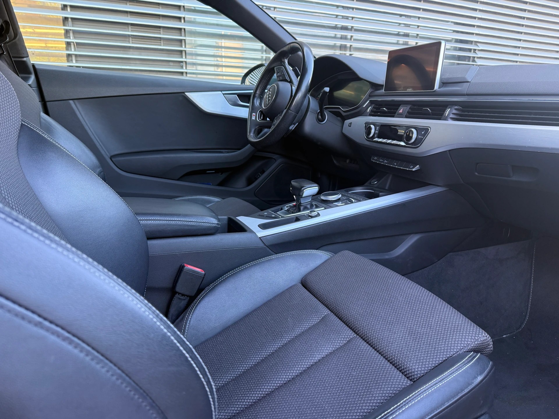 AUDI A5 Coupé 2.0 TDI Design S-tronic S-LINE-image-11