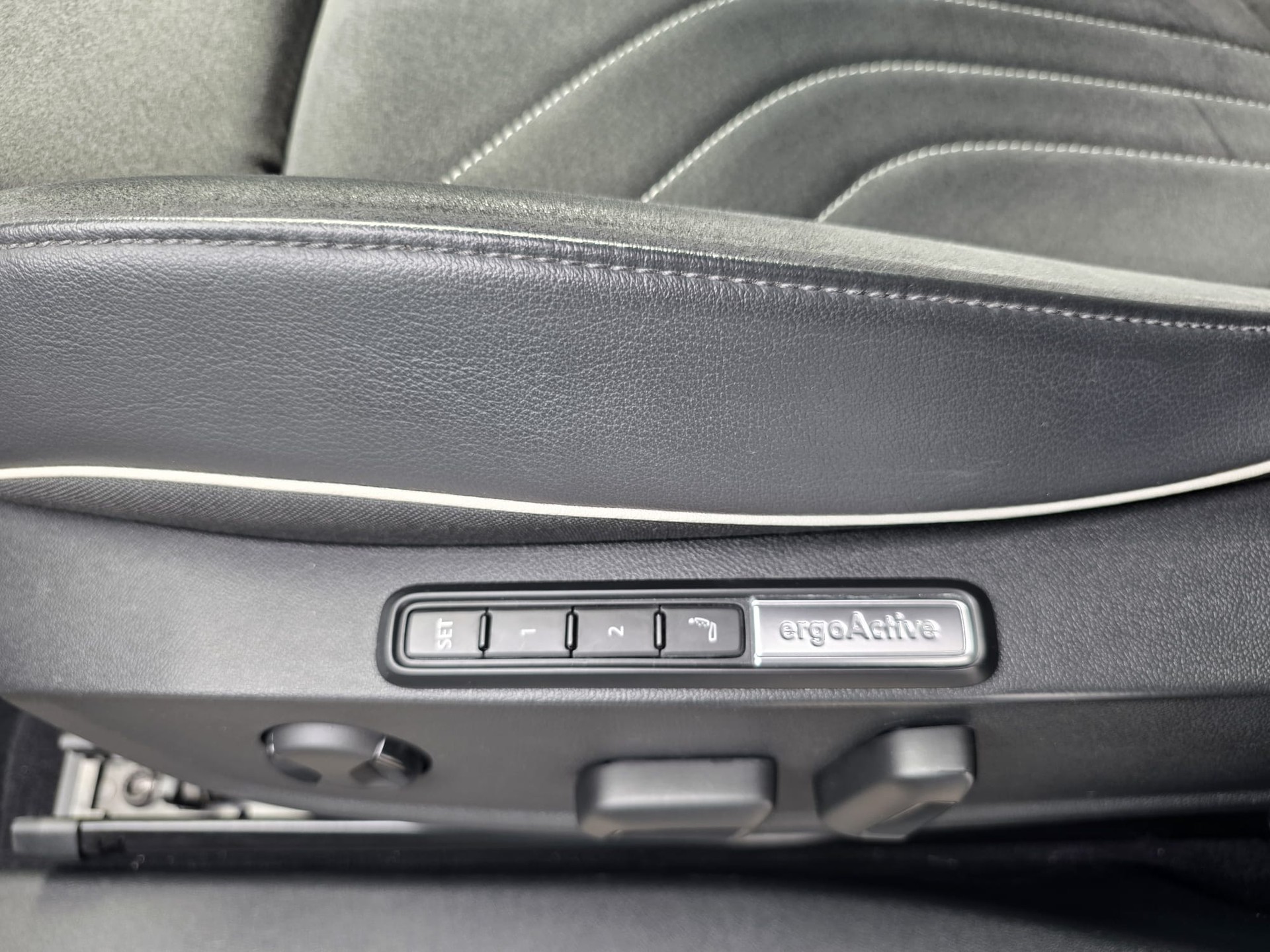 VW ID.4 Pro - ** MASSAGE SITZE -HEAD UP DISPLAY - ASSISTENZ PAKET -KOMFORT PAKET - 360° KAMERA -GARANTIE BIS 05.2031**-image-11