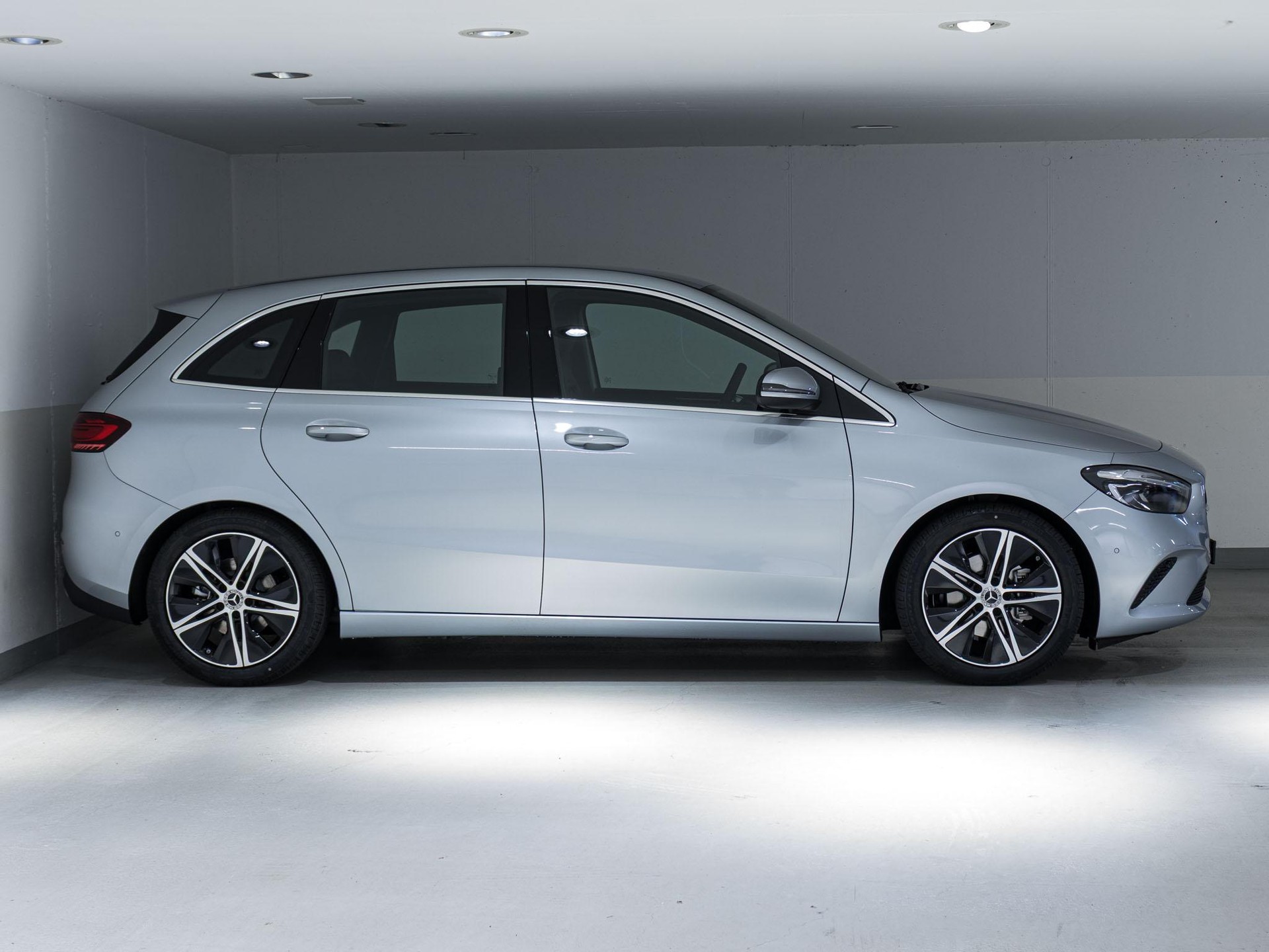 MERCEDES-BENZ B 200-image-1