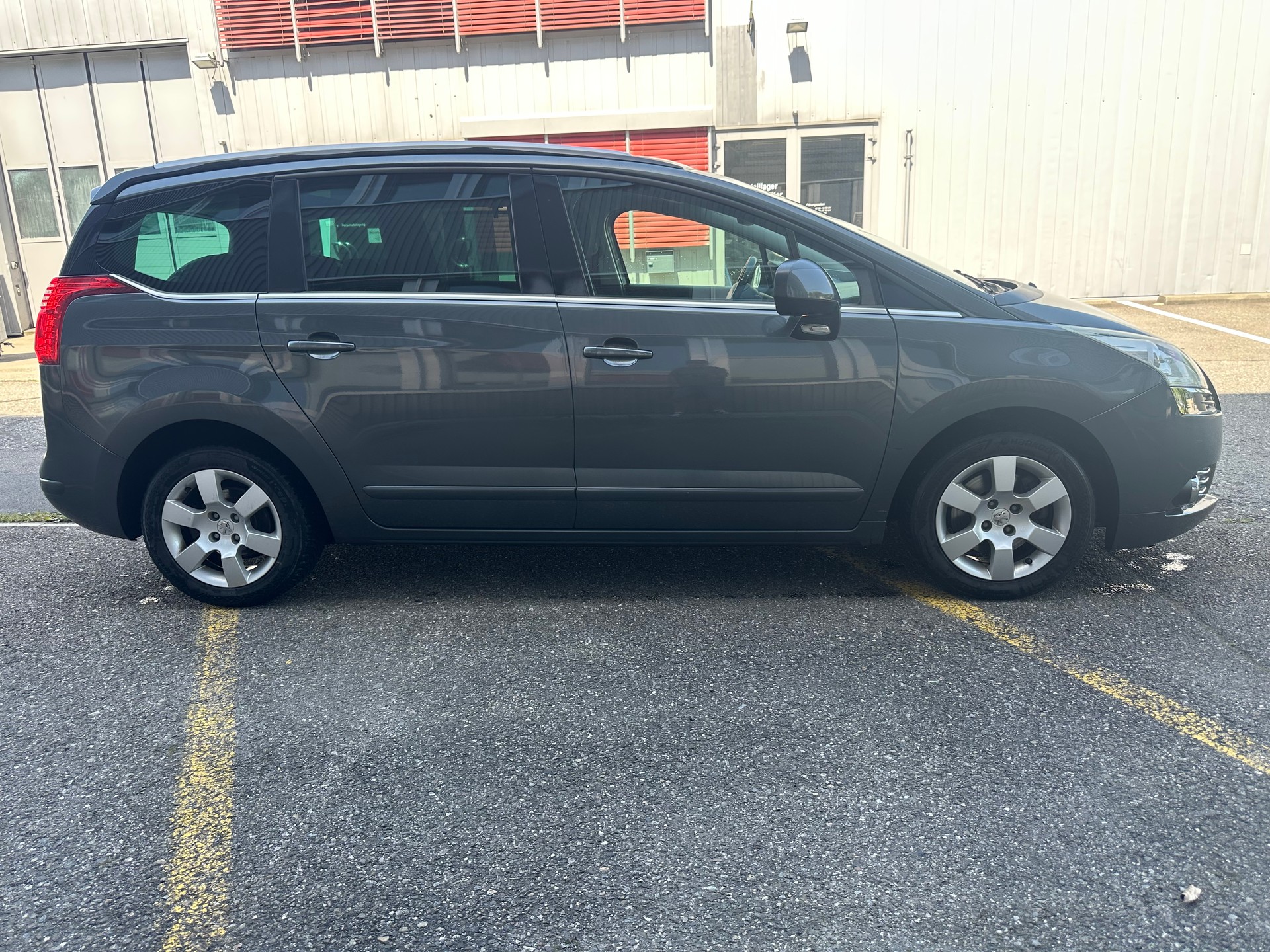 PEUGEOT 5008 1.6 16V T Sport Pack Automatic-image-3