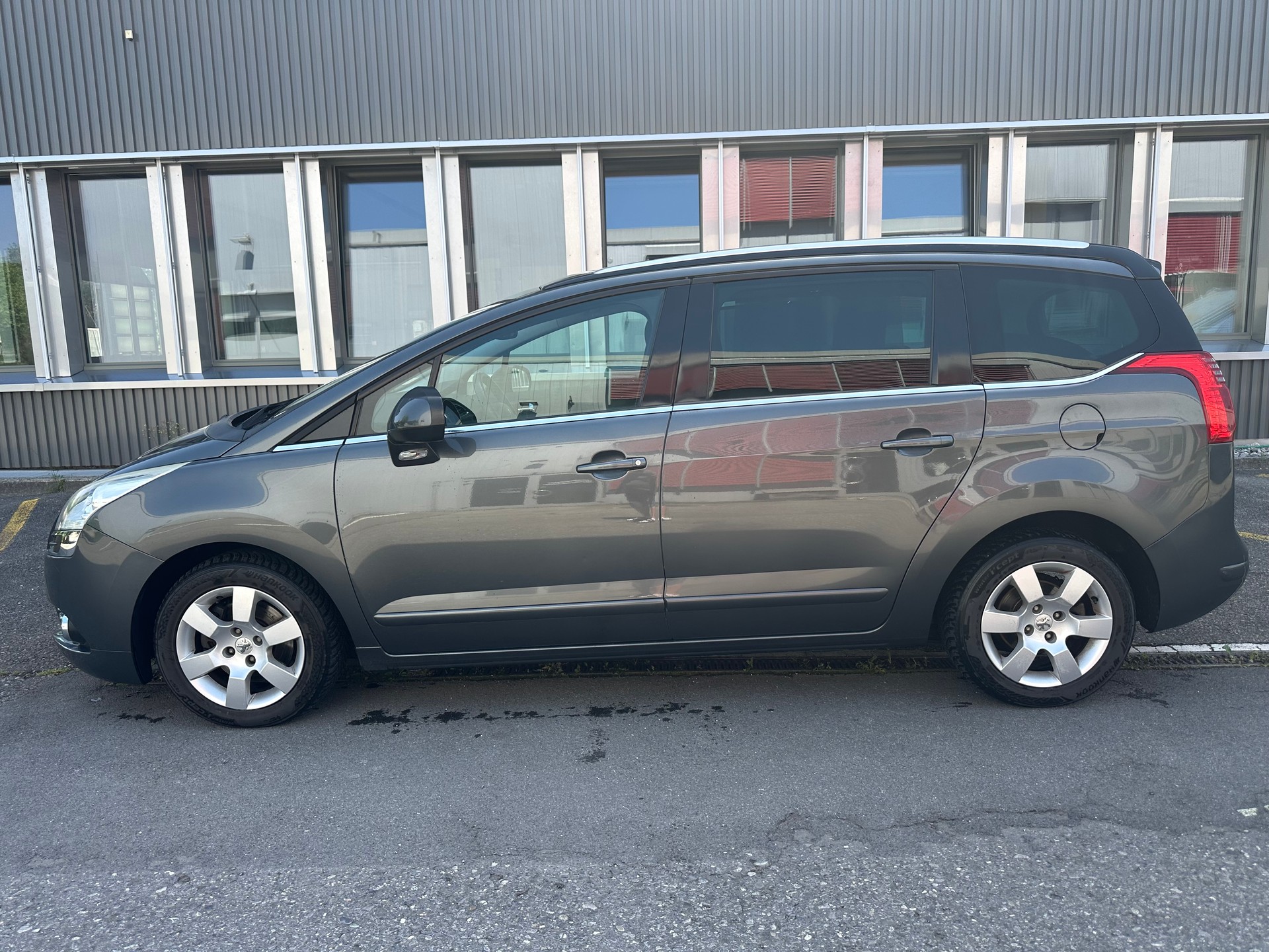 PEUGEOT 5008 1.6 16V T Sport Pack Automatic-image-4