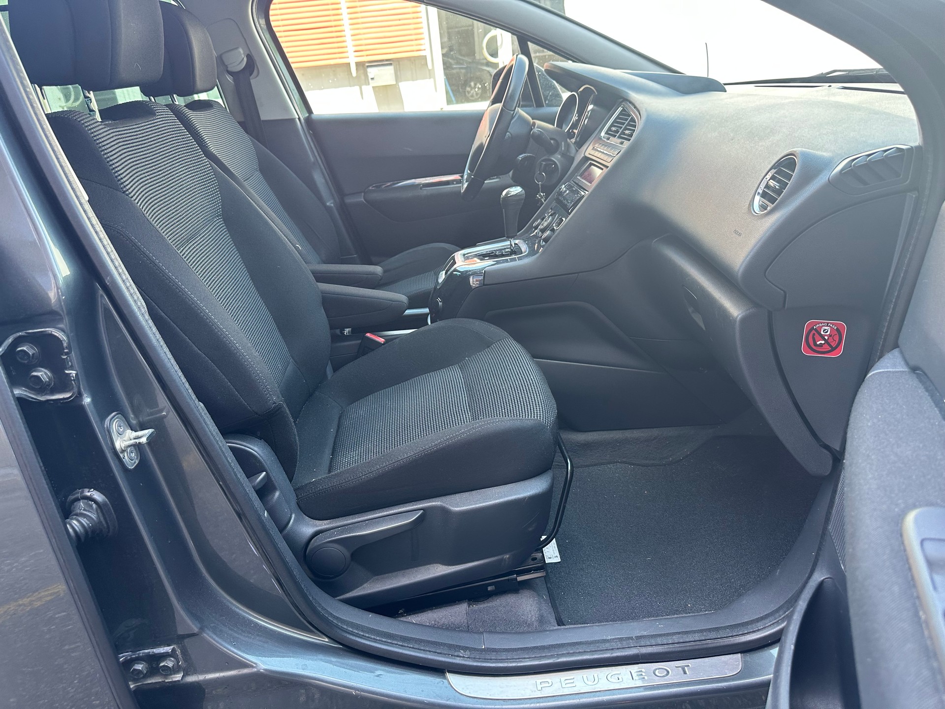 PEUGEOT 5008 1.6 16V T Sport Pack Automatic-image-9