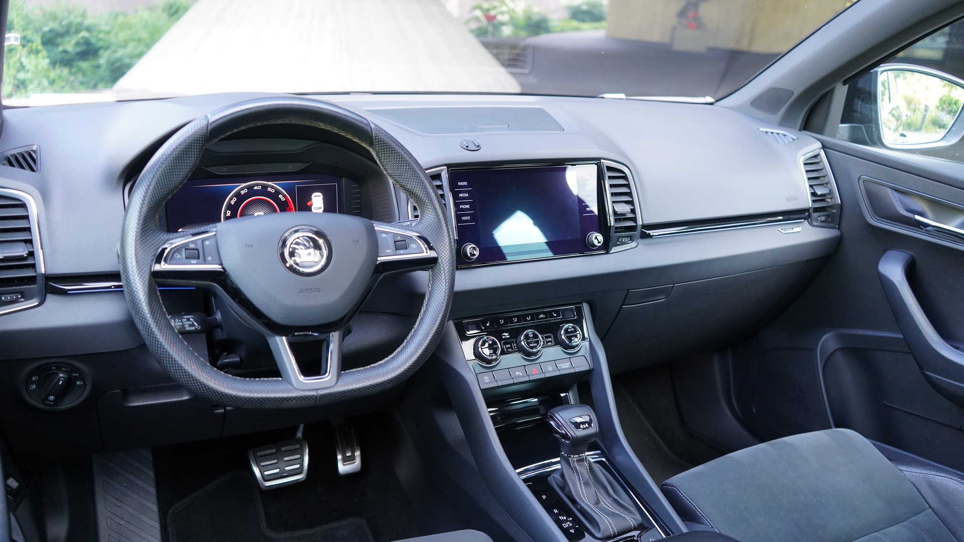 SKODA Karoq 2.0 TSI SportLine 4x4 DSG-image-8