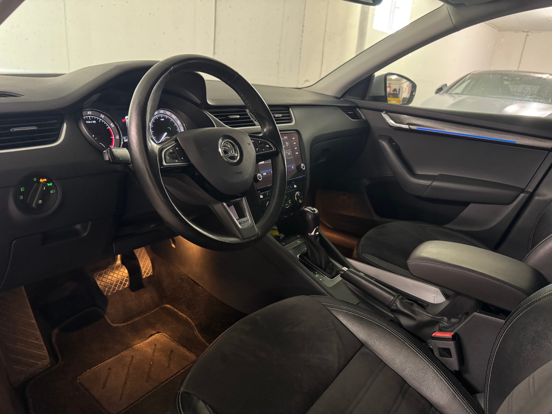SKODA Octavia Combi 1.8 TSI Scout 4x4 DSG-image-8