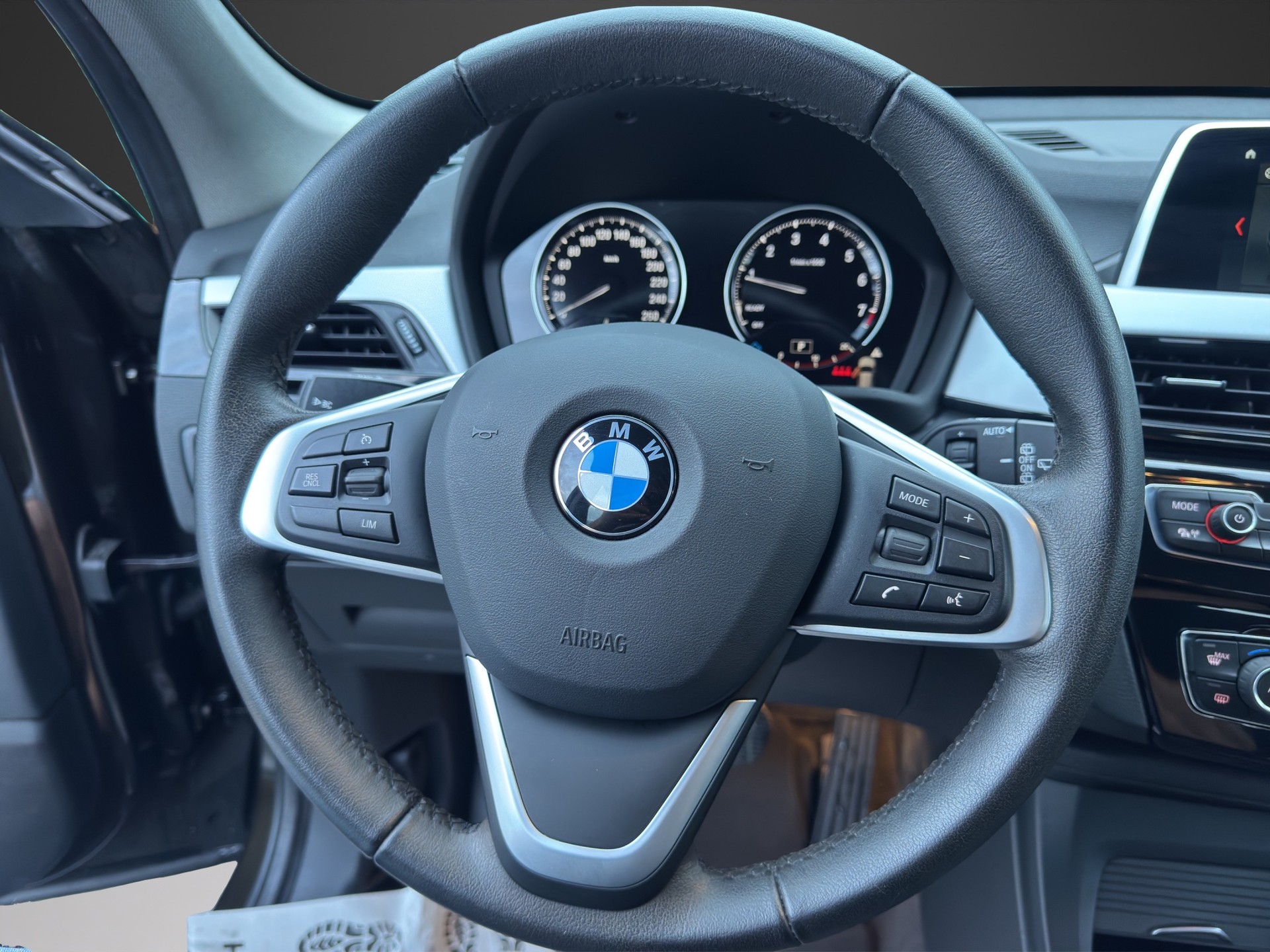 BMW X1 xDrive 20i Steptronic-image-12