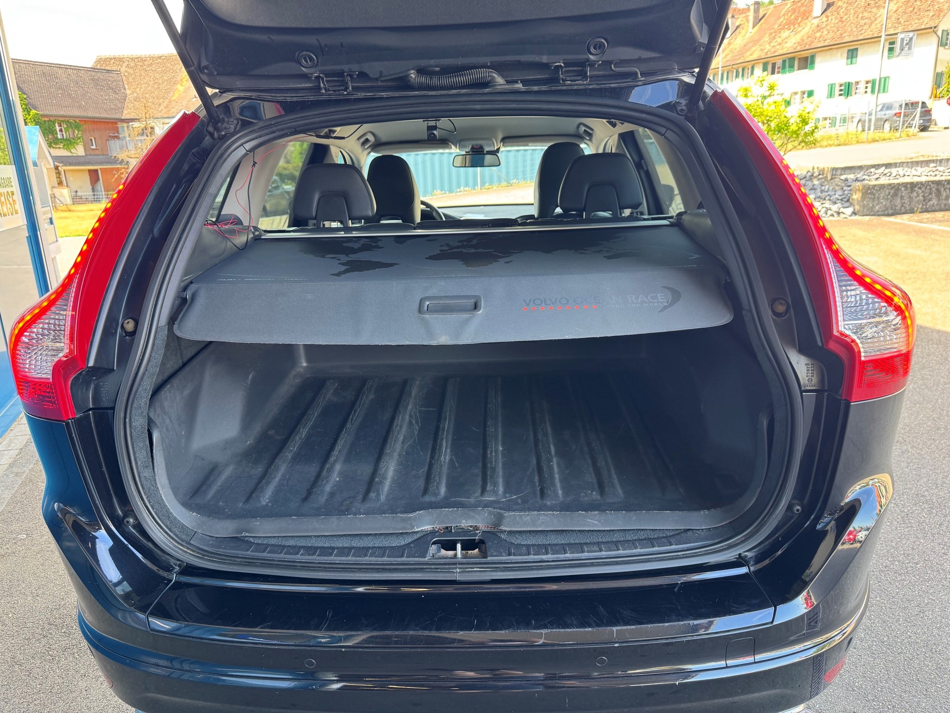 VOLVO XC60 D4 AWD OceanRace Geartronic-image-4