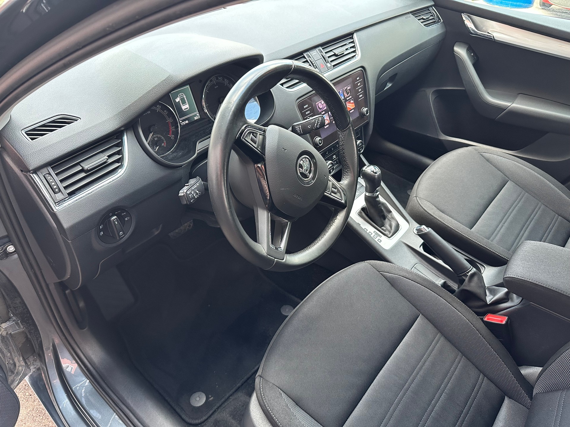 SKODA Octavia Combi 2.0 TDI Ambition 4x4-image-11