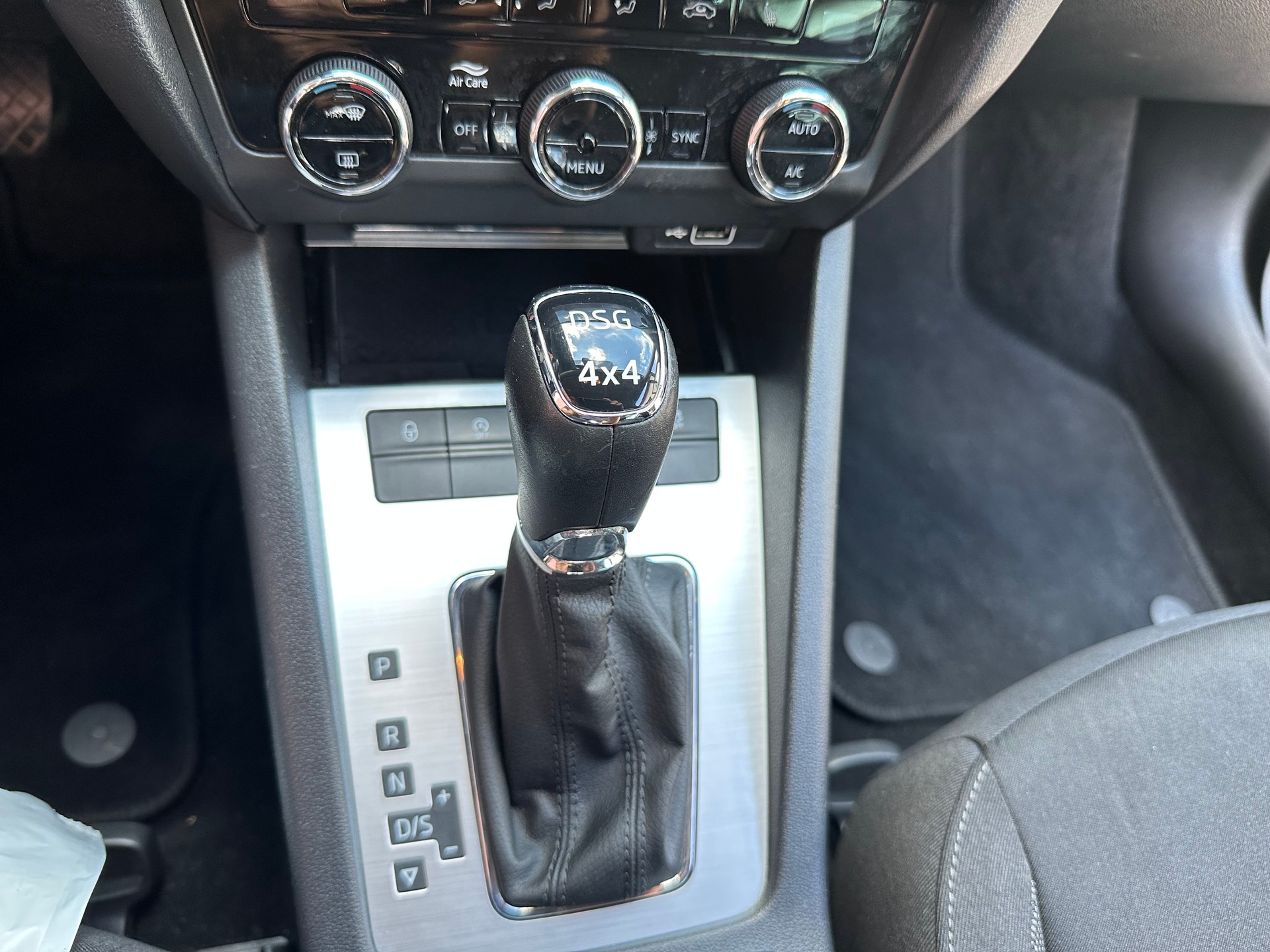 SKODA Octavia Combi 2.0 TDI Ambition 4x4-image-8