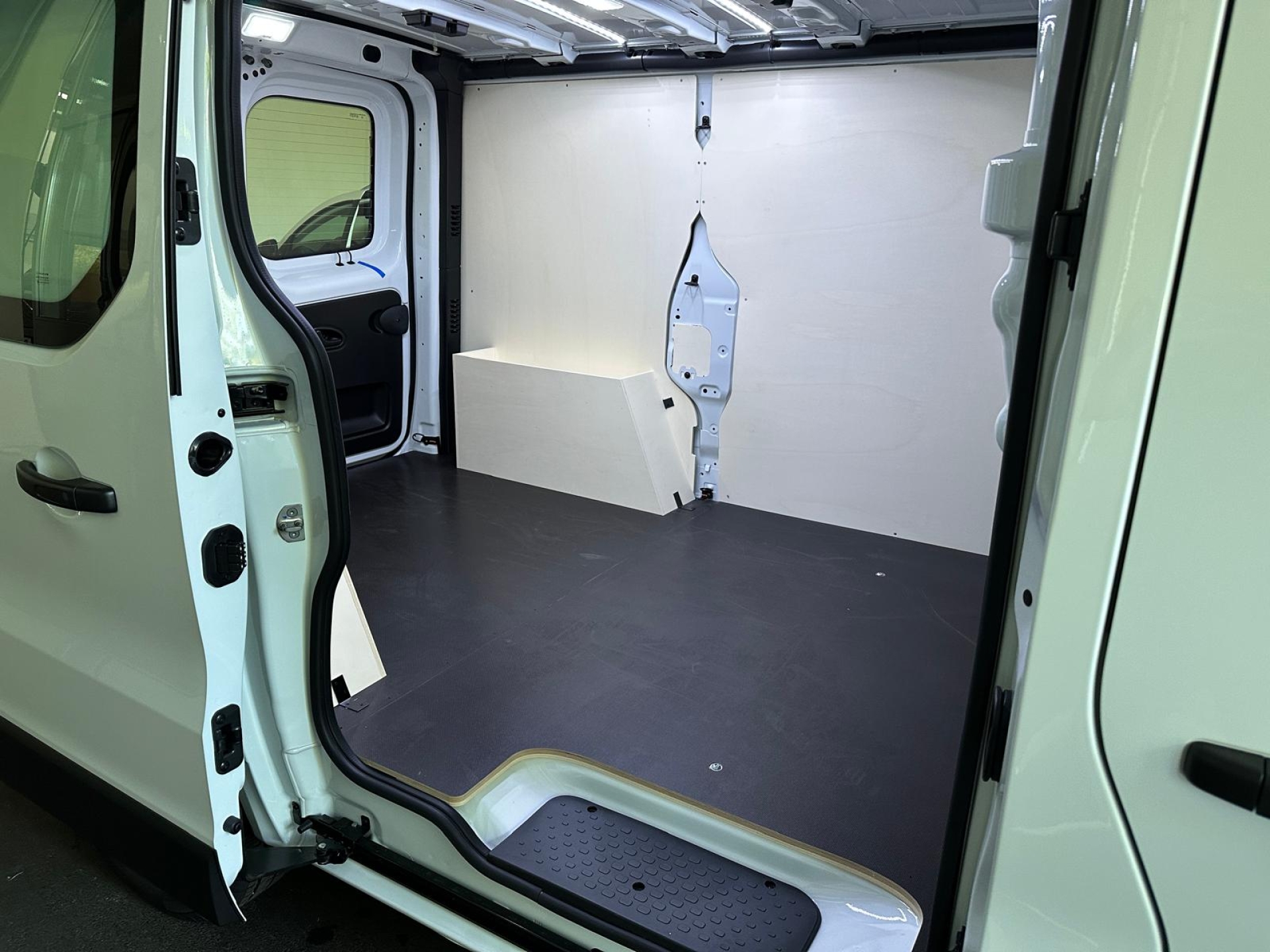 RENAULT Trafic Kastenwagen-image-11