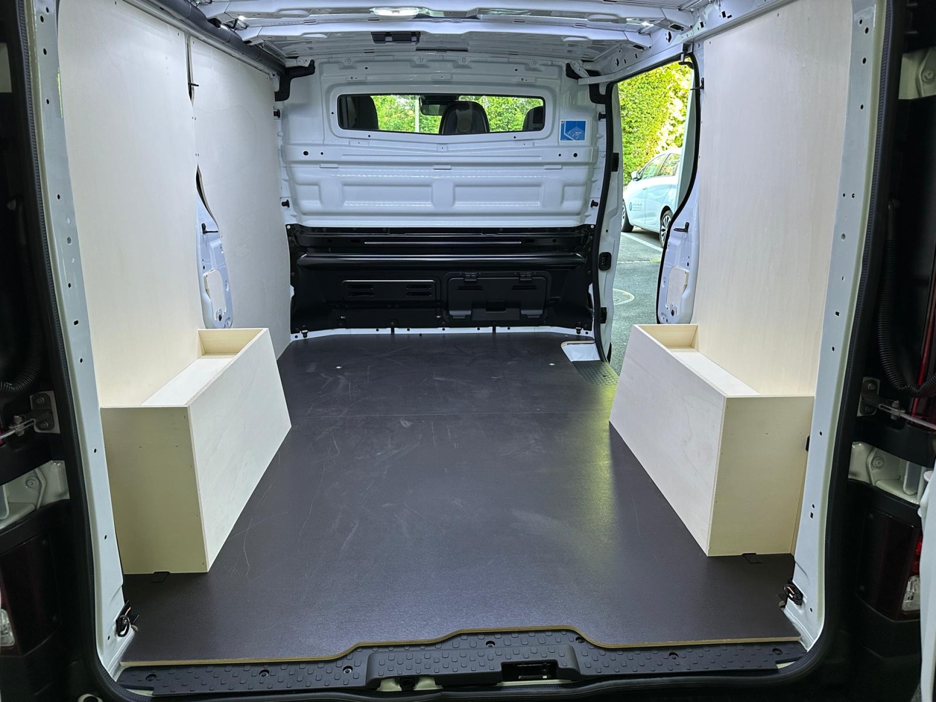 RENAULT Trafic Kastenwagen-image-12