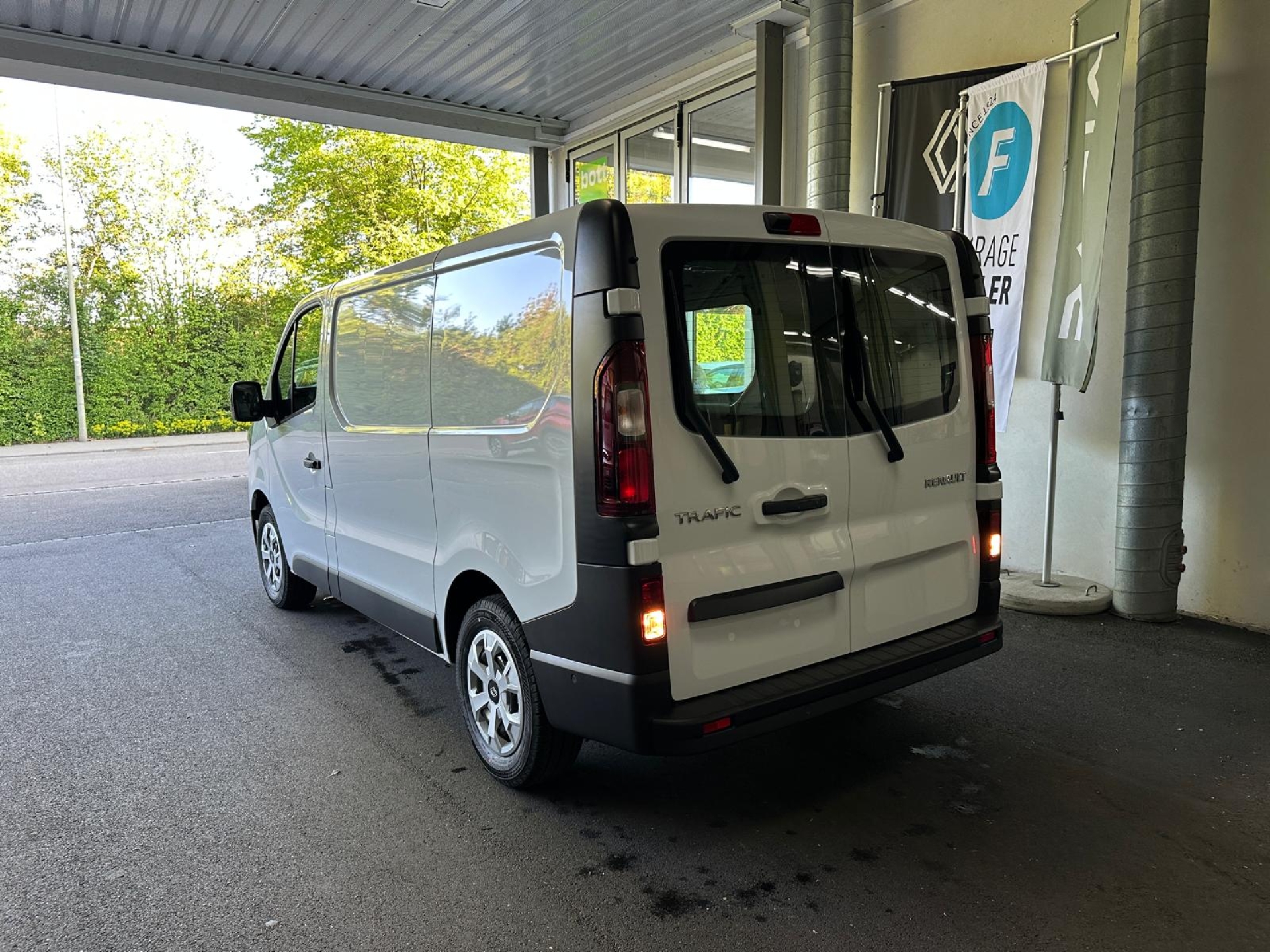 RENAULT Trafic Kastenwagen-image-2