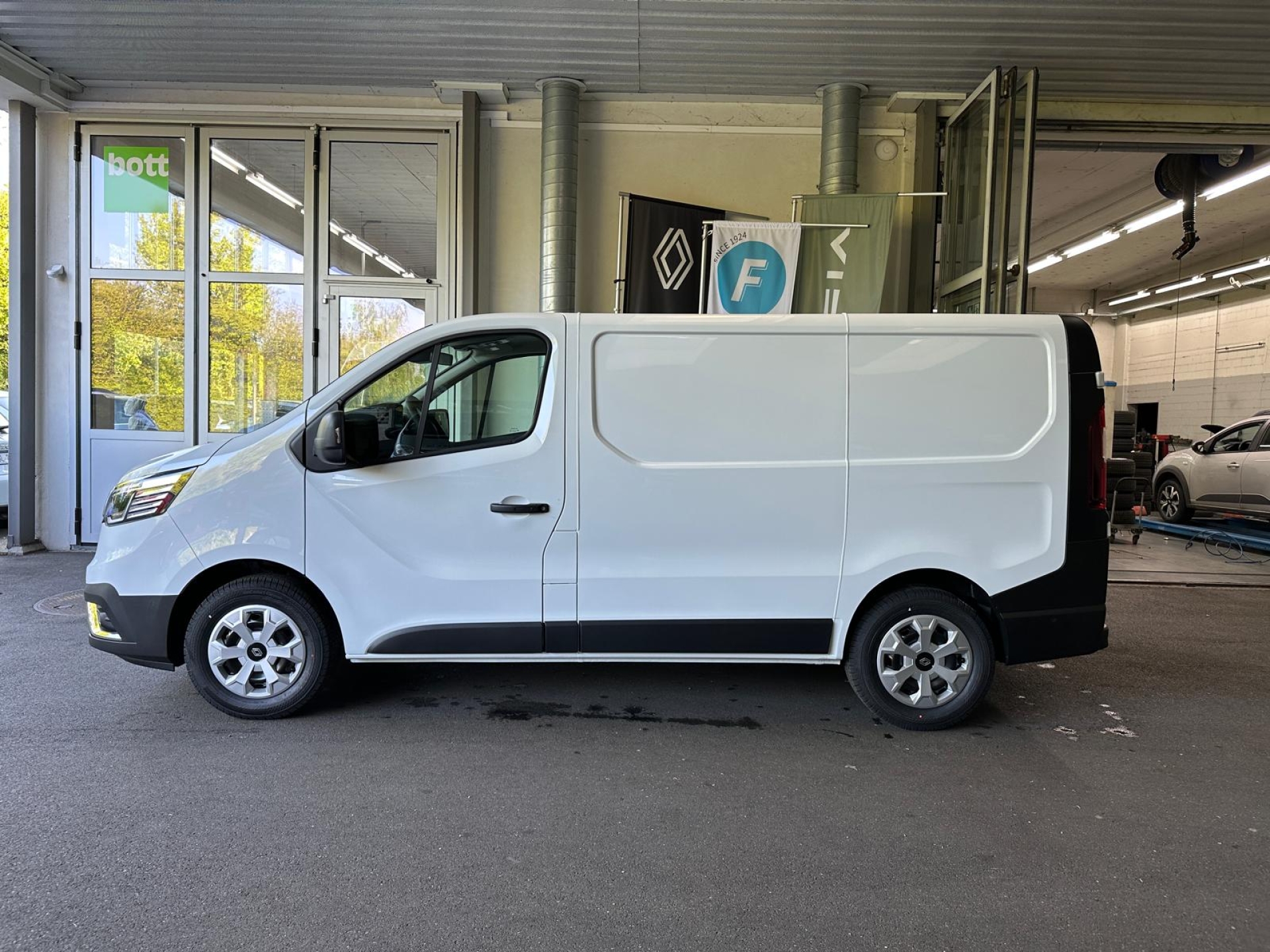 RENAULT Trafic Kastenwagen-image-1