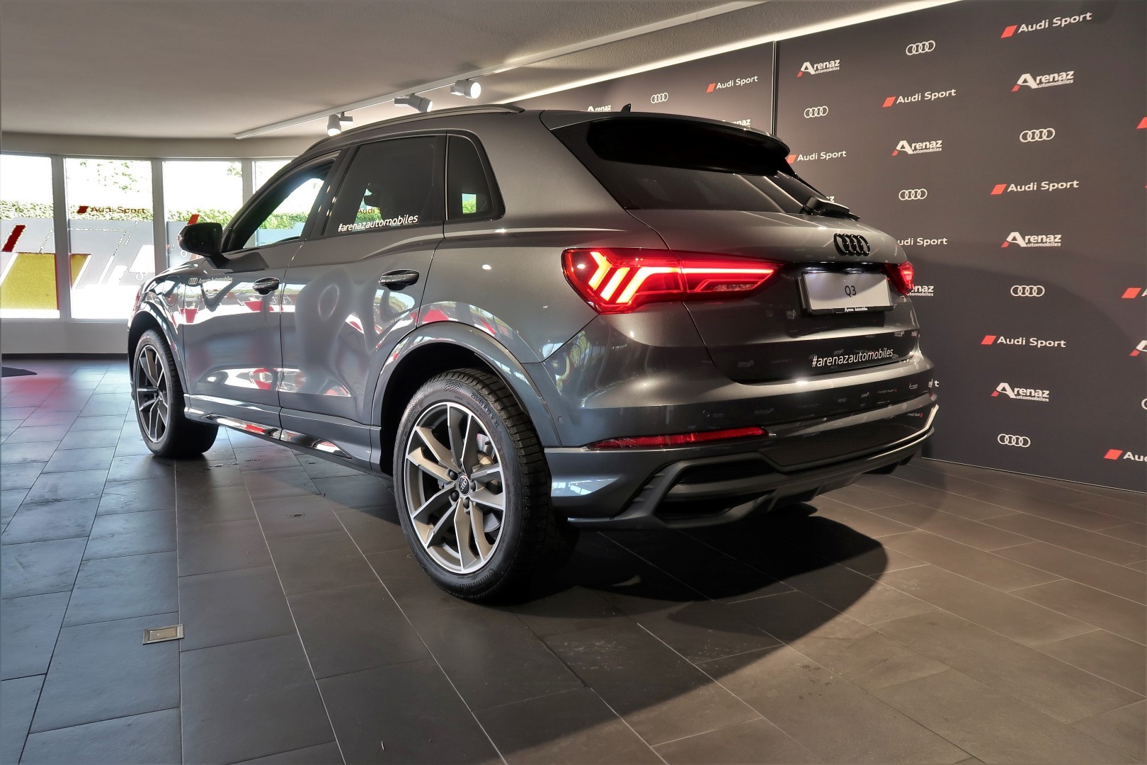 AUDI Q3 45 TFSI e S line S-tronic-image-1