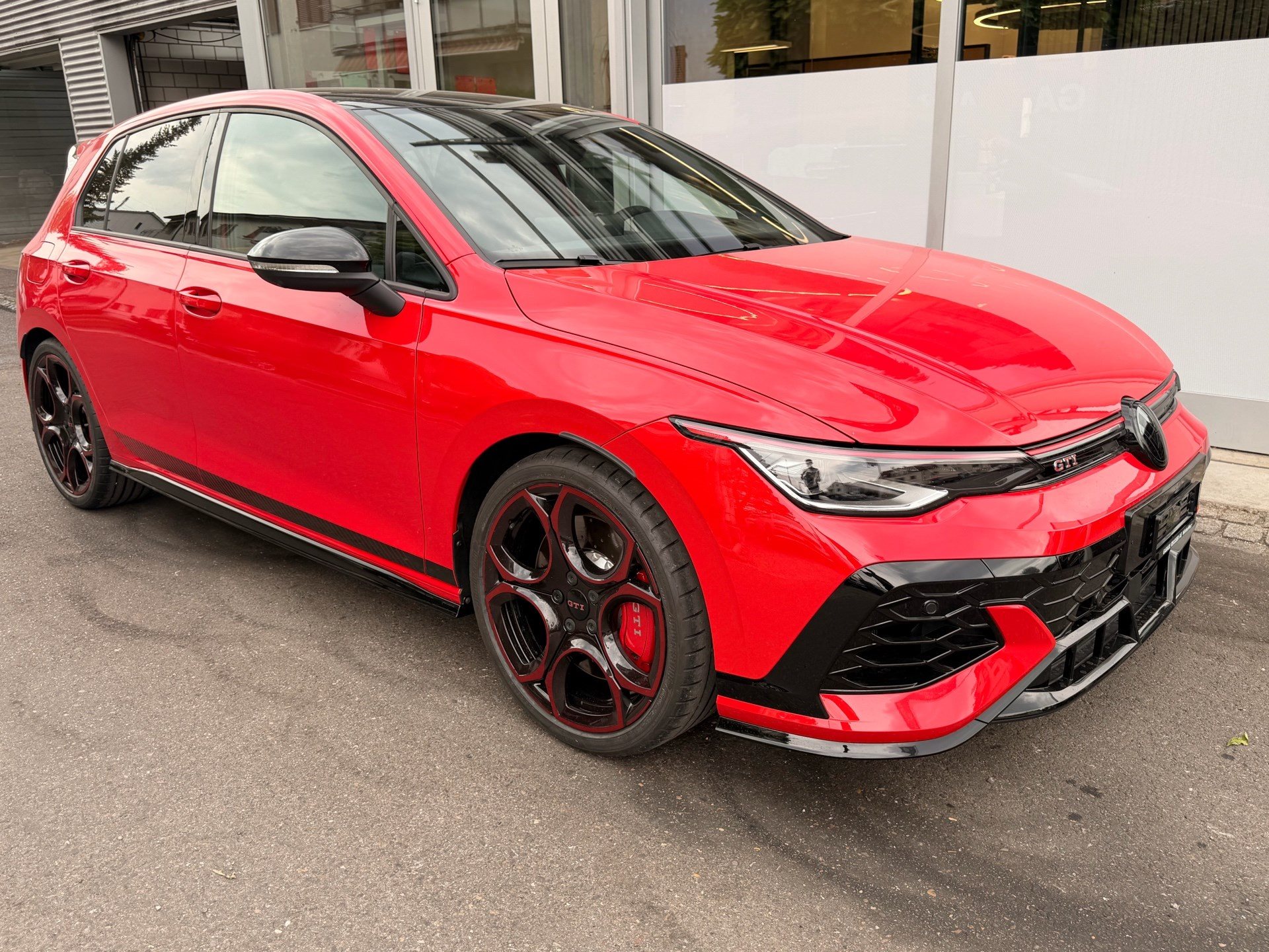 VW Golf GTI 2.0 TSI DSG 325 PS EDITION 50 *** AKRAPOVIC & 5 JAHRE VW WERKSGARANTIE ***-showroom-element-2