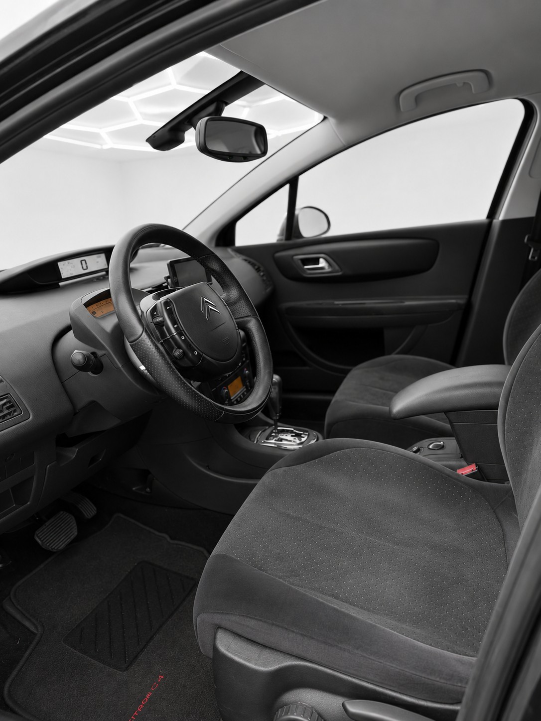 CITROEN C4 Berline 2.0i 16V Exclusive Automatic-image-6