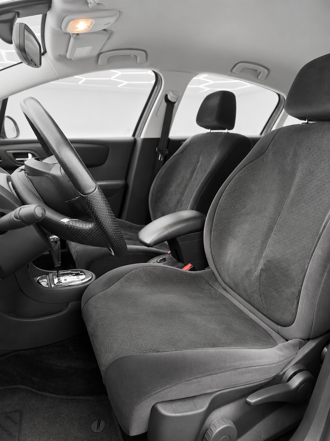 CITROEN C4 Berline 2.0i 16V Exclusive Automatic-image-4