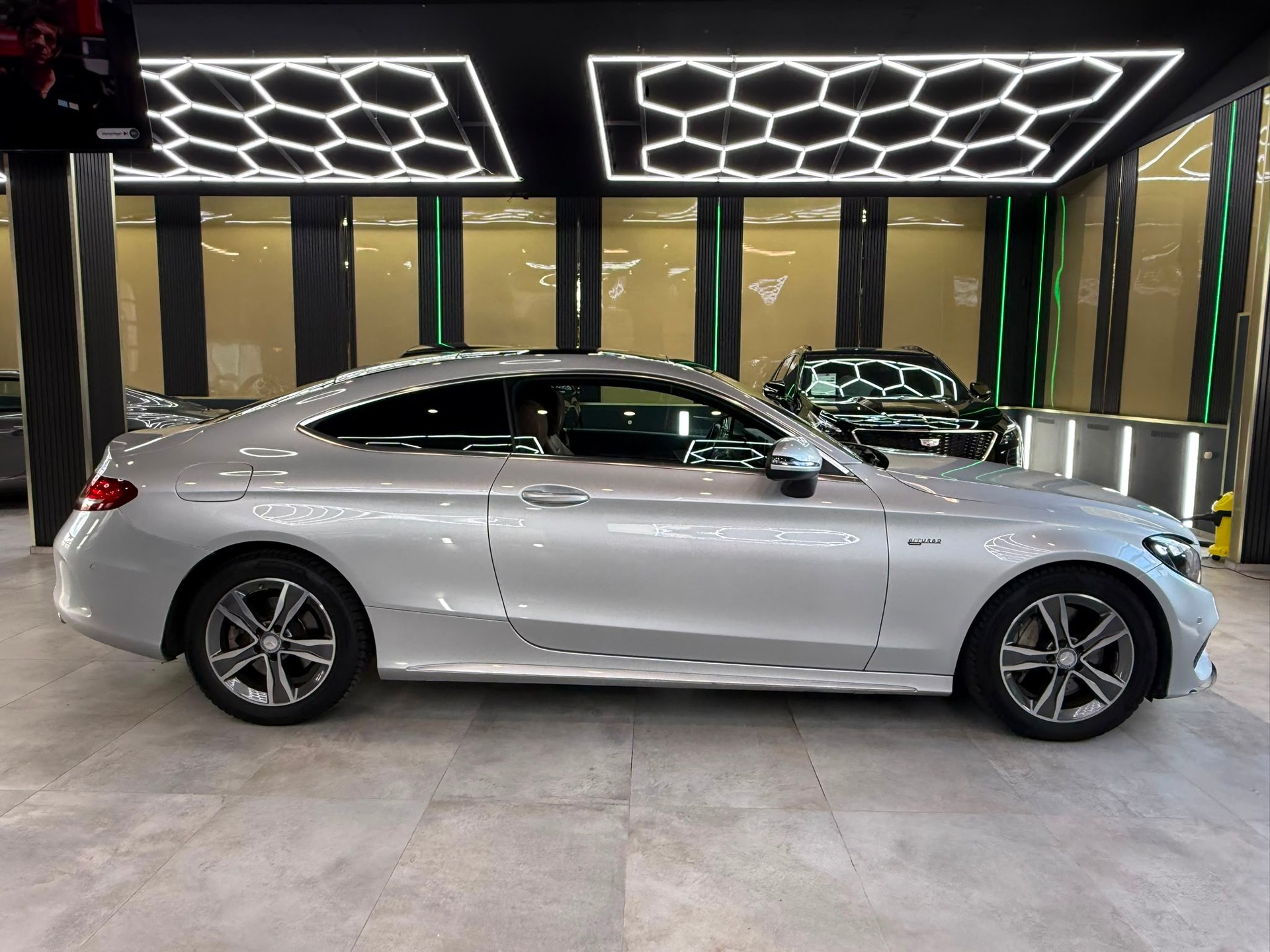 MERCEDES-BENZ C 250 AMG Line Coupé 7G-tronic-image-3