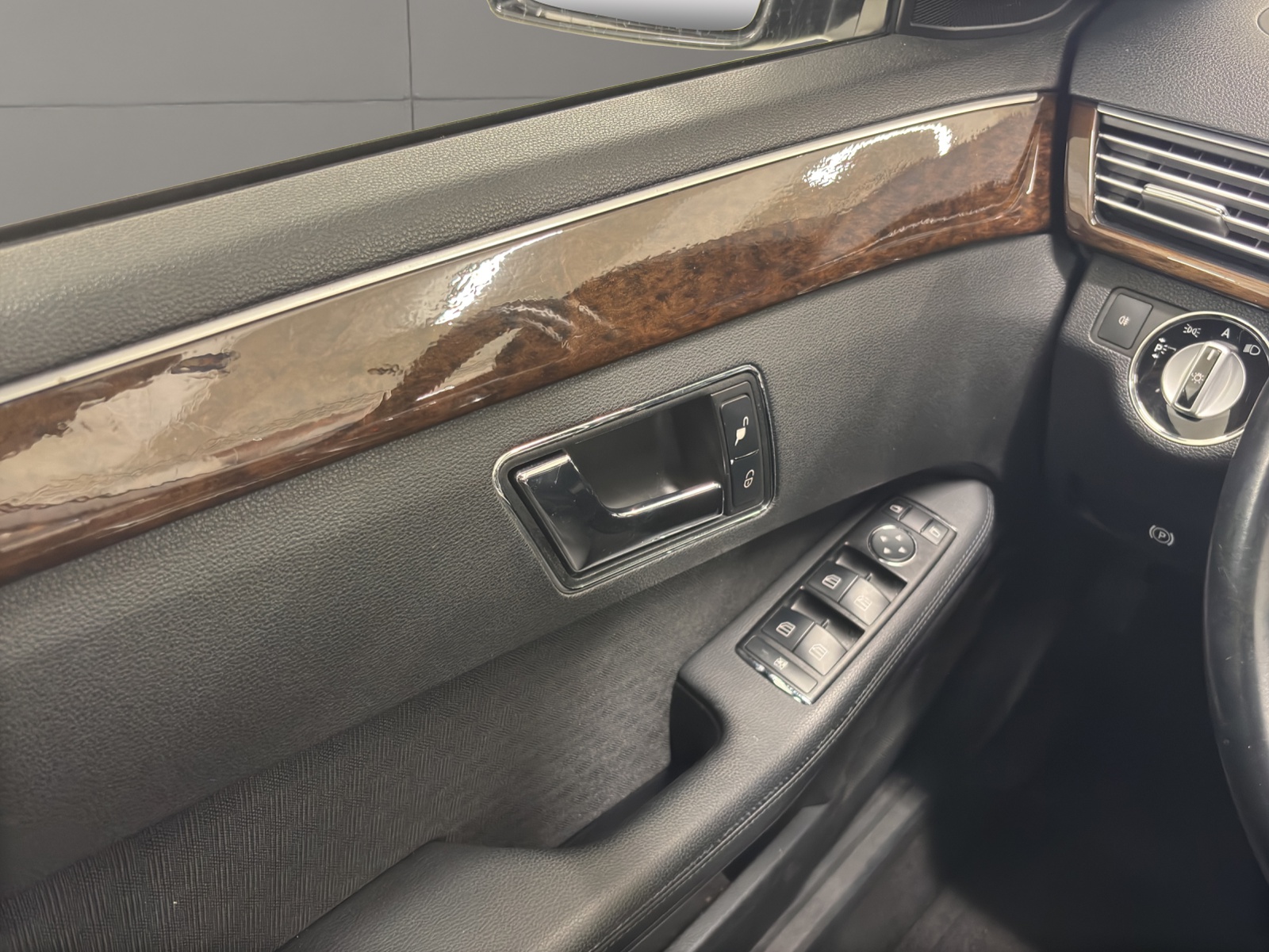 MERCEDES-BENZ E 200 CGI BlueEfficiency Elégance Automatic-image-11