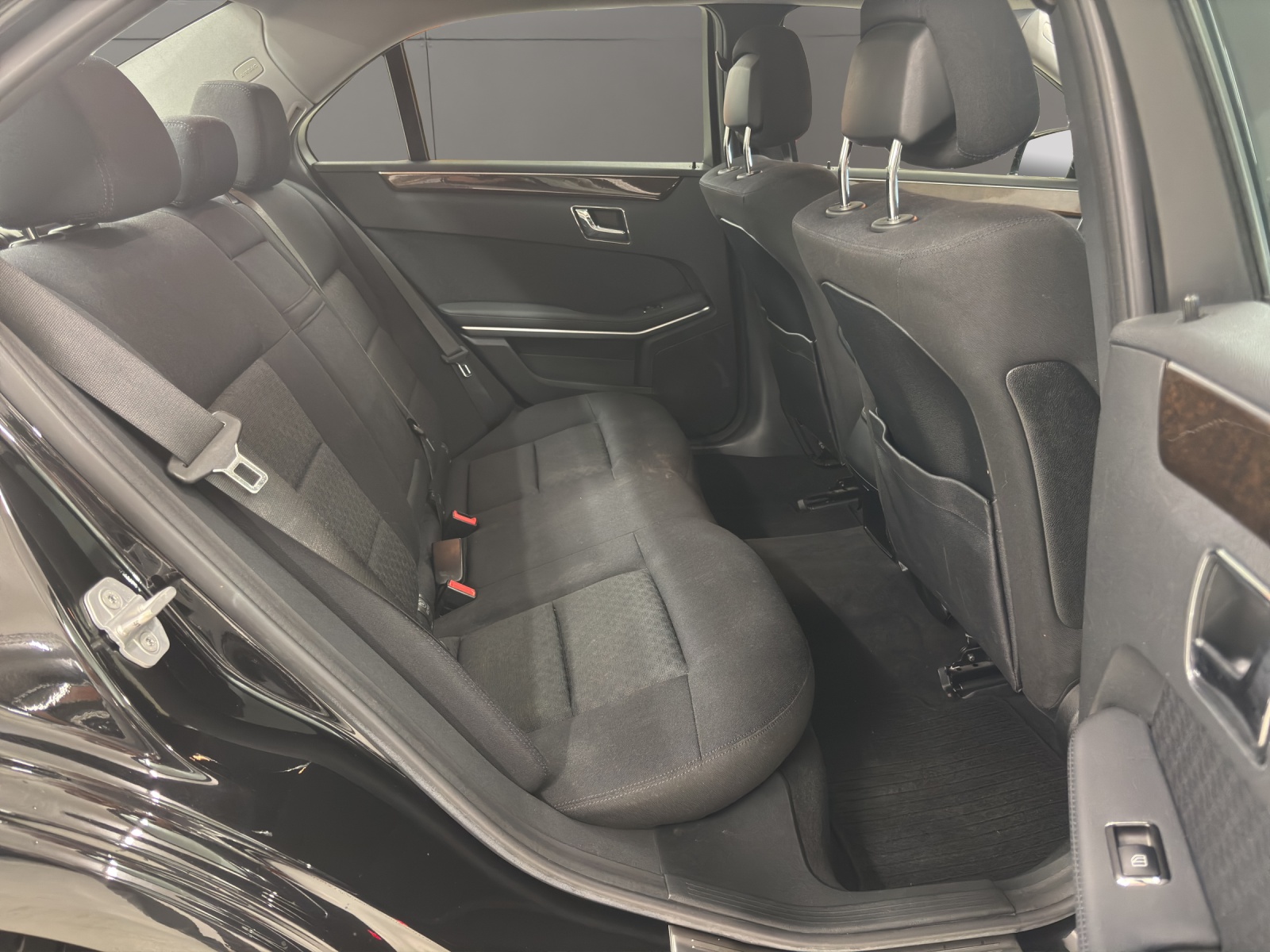 MERCEDES-BENZ E 200 CGI BlueEfficiency Elégance Automatic-image-18