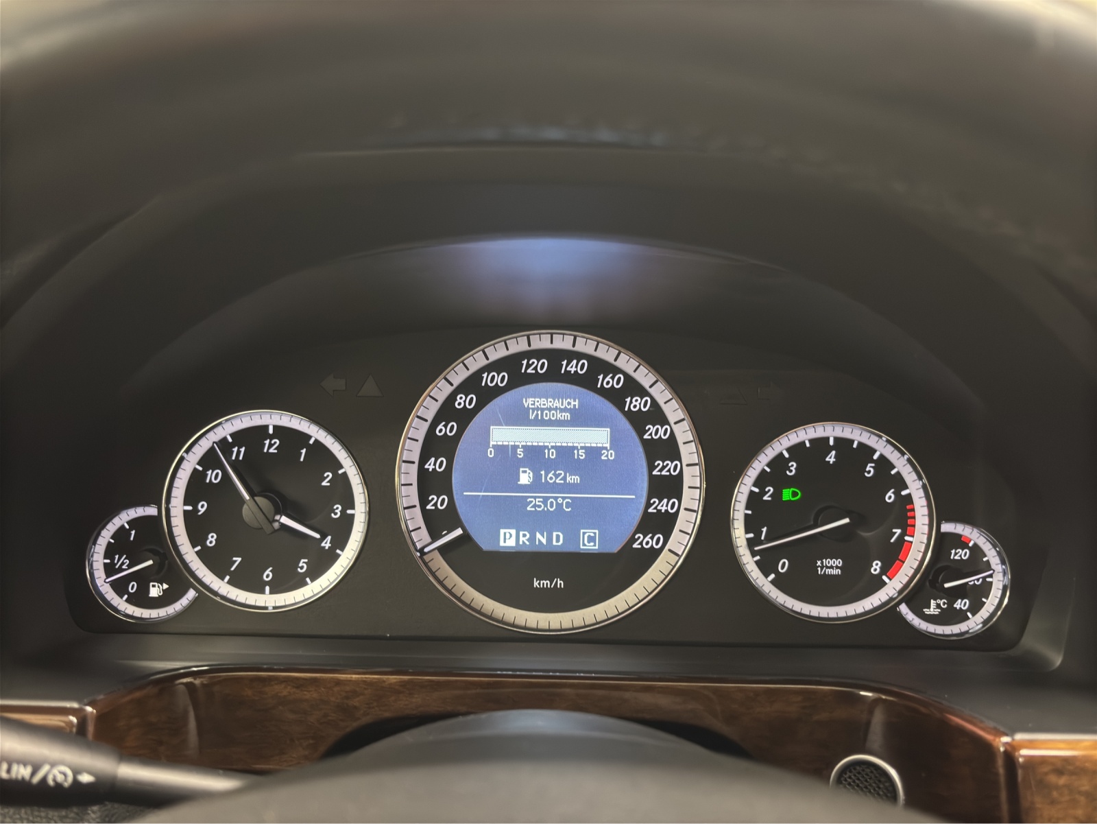 MERCEDES-BENZ E 200 CGI BlueEfficiency Elégance Automatic-image-10