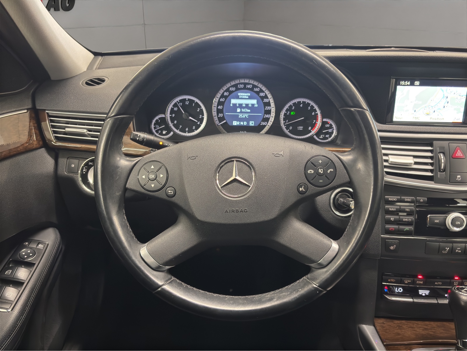 MERCEDES-BENZ E 200 CGI BlueEfficiency Elégance Automatic-image-9