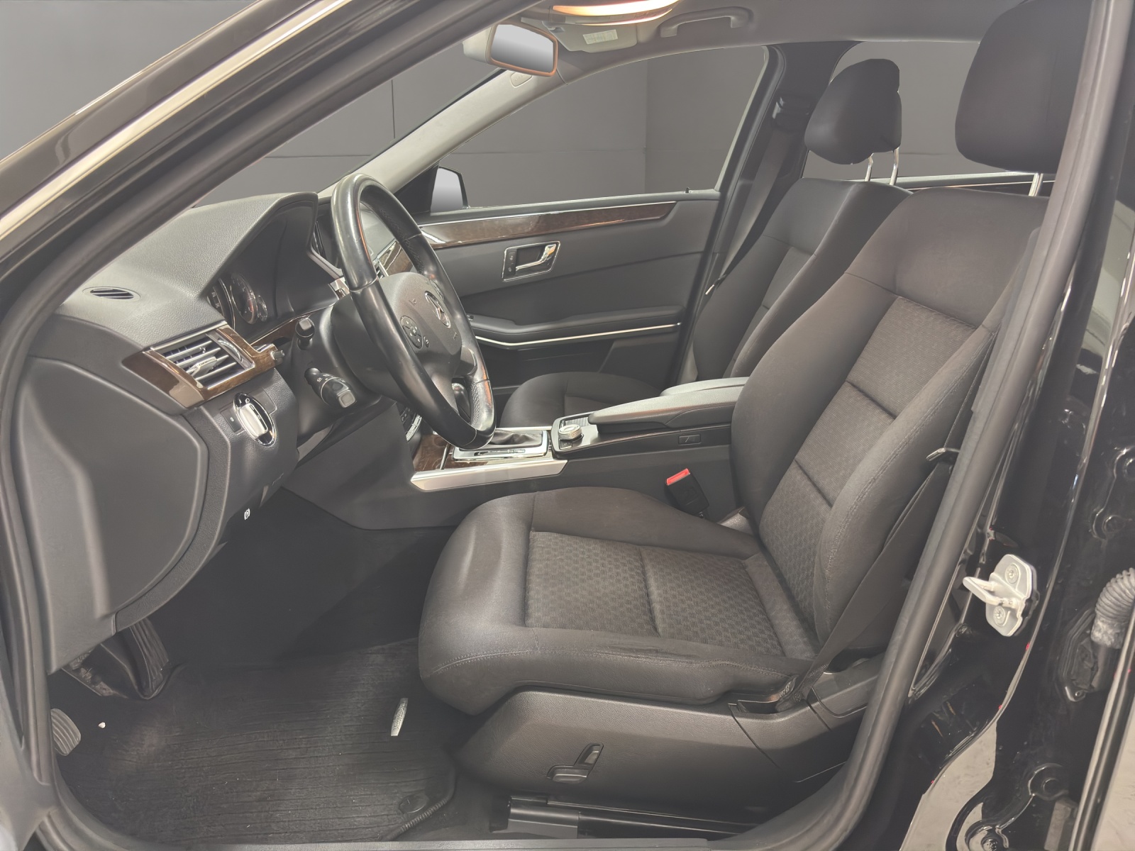MERCEDES-BENZ E 200 CGI BlueEfficiency Elégance Automatic-image-8