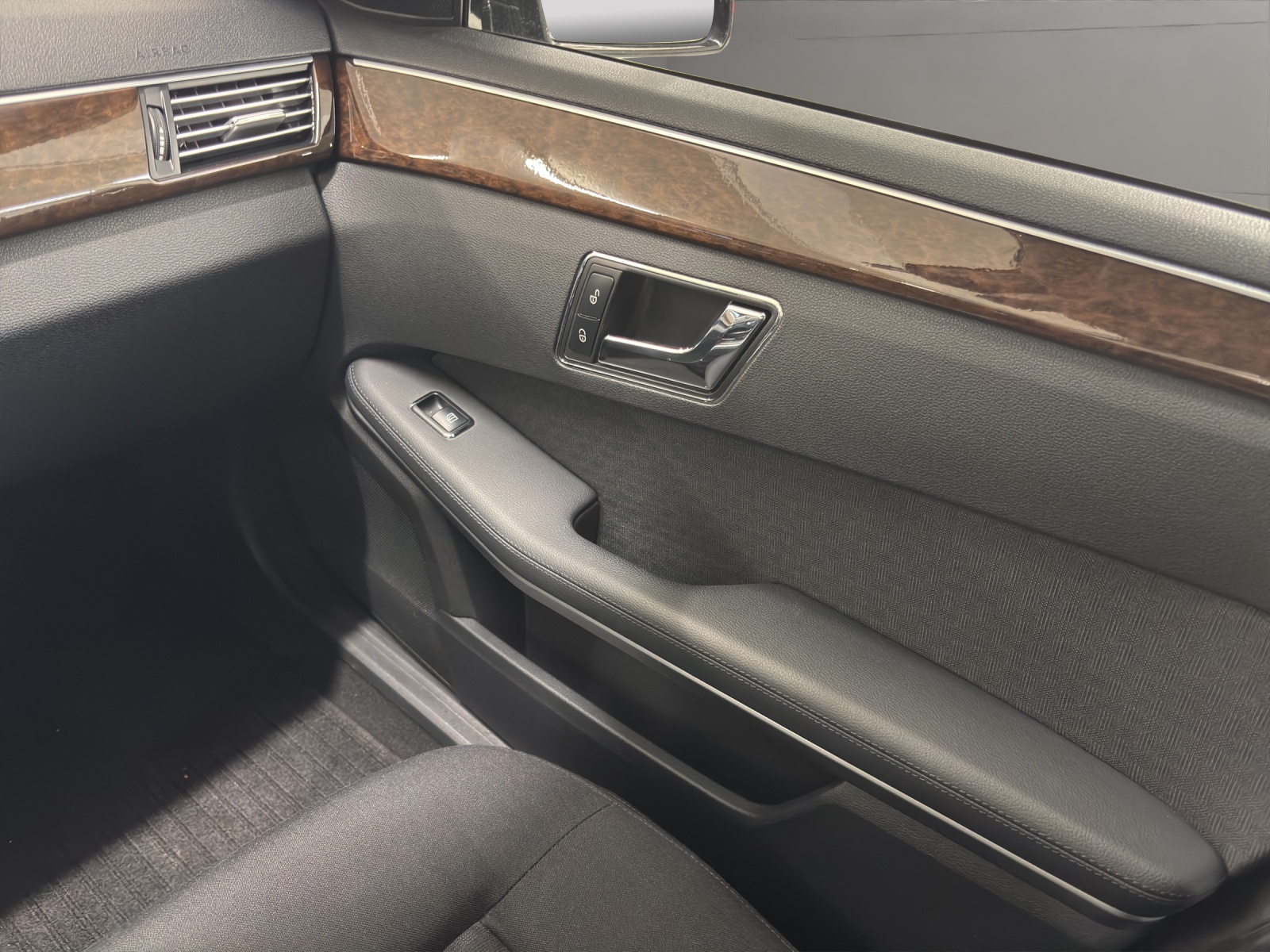 MERCEDES-BENZ E 200 CGI BlueEfficiency Elégance Automatic-image-16
