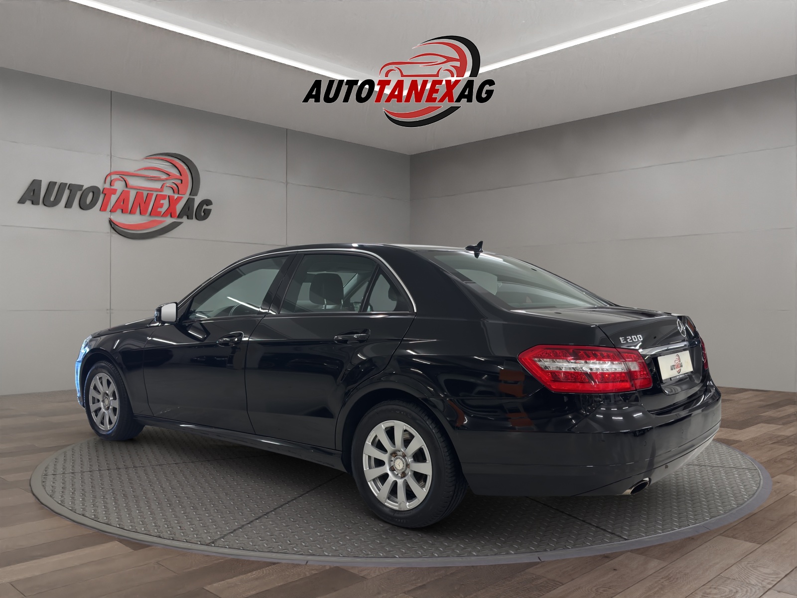 MERCEDES-BENZ E 200 CGI BlueEfficiency Elégance Automatic-image-2