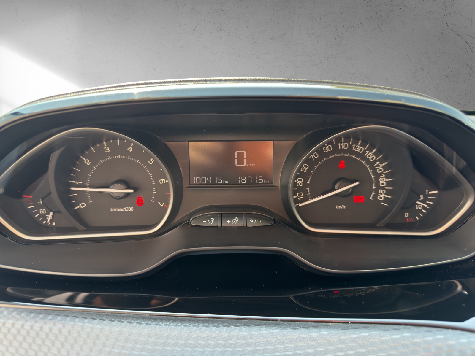 PEUGEOT 208 1.2 PureTech Style-image-6