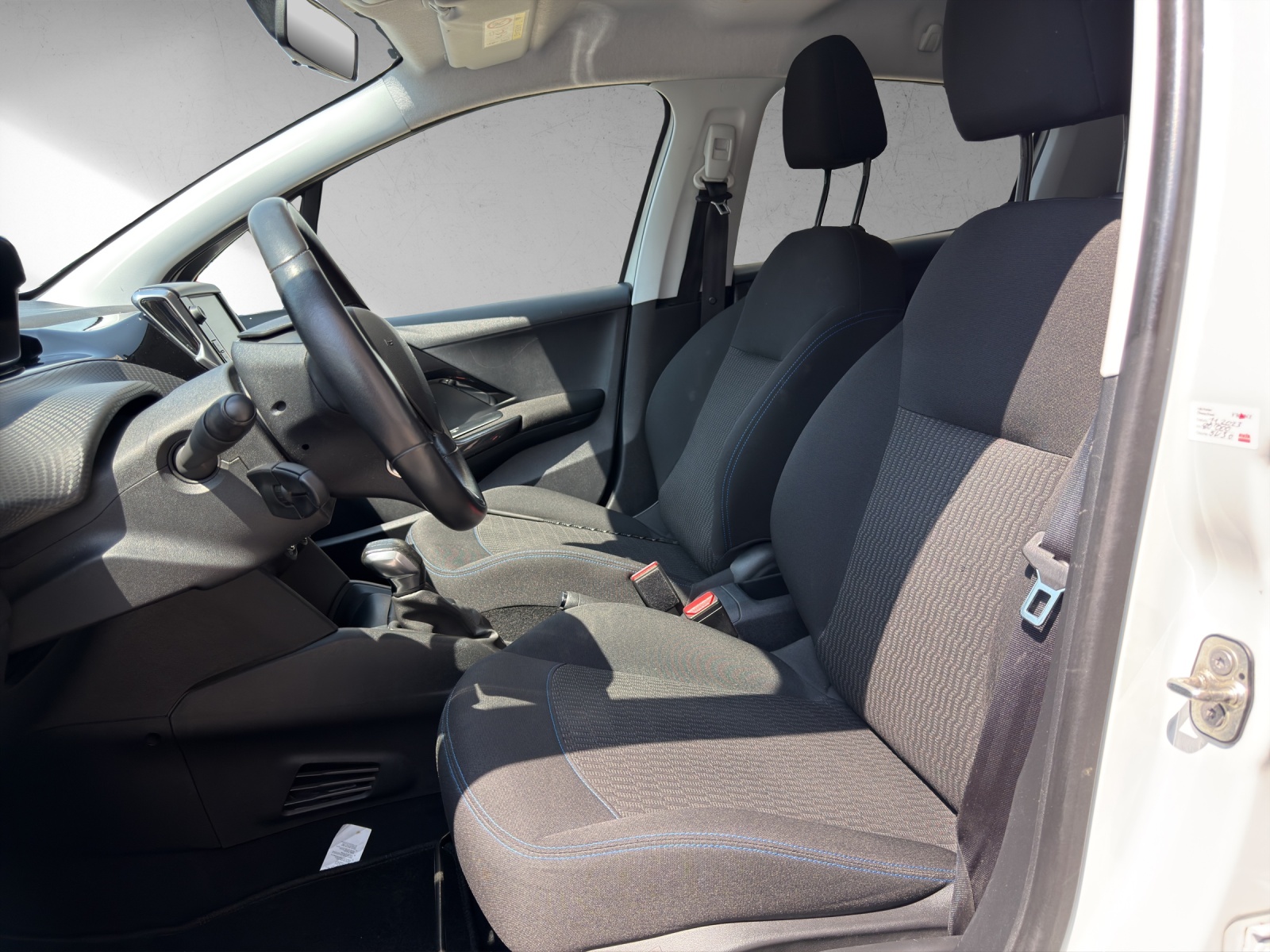 PEUGEOT 208 1.2 PureTech Style-image-10