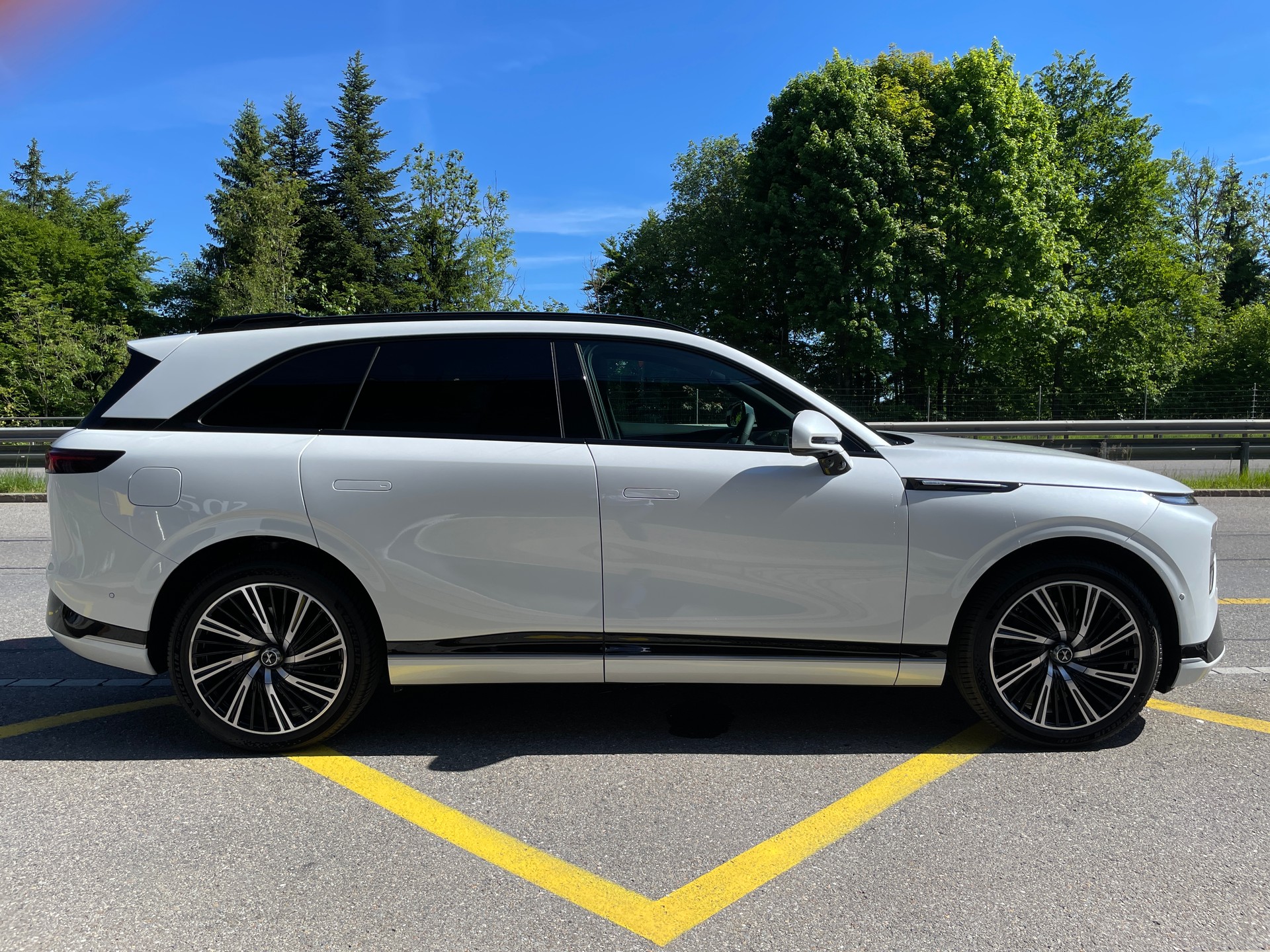 XPENG G9 93kWh Performance AWD mit AHK und Premium Paket-image-3