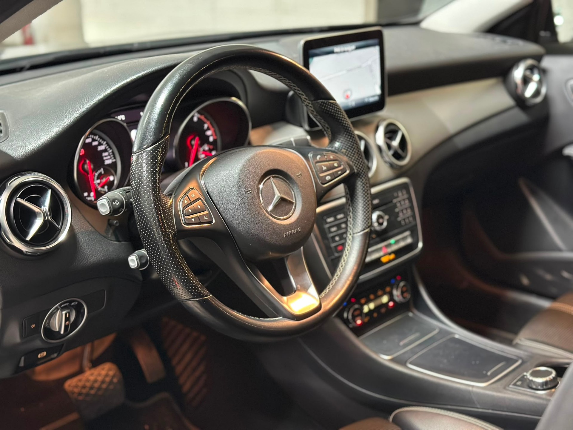 MERCEDES-BENZ GLA 200 Urban 7G-DCT-image-6