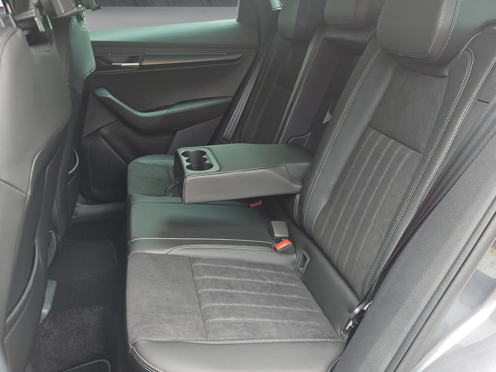 SKODA Skoda Karoq Sportline 2.0 TSI 4x4-image-17