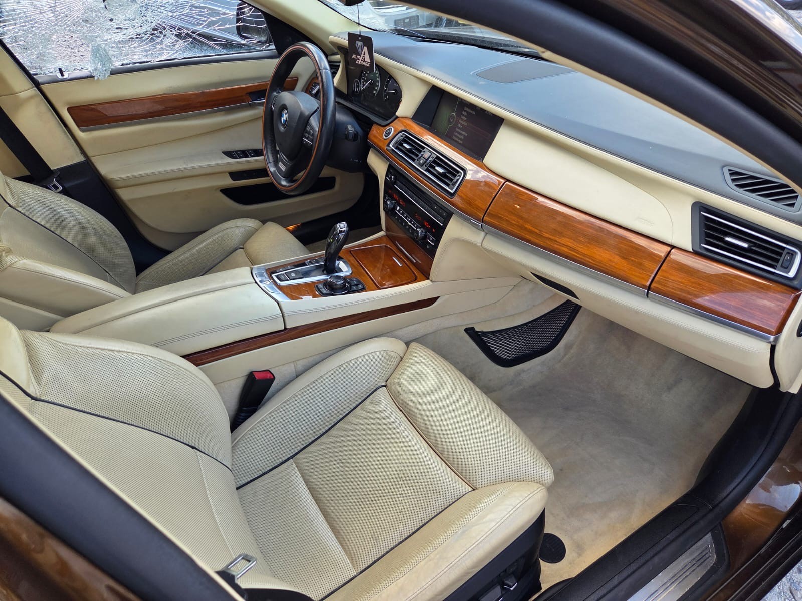BMW 750Li-image-13