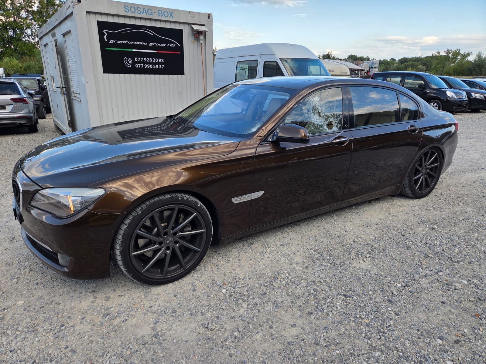 BMW 750Li-image-3