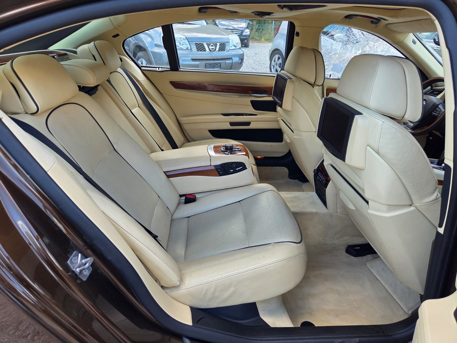 BMW 750Li-image-10