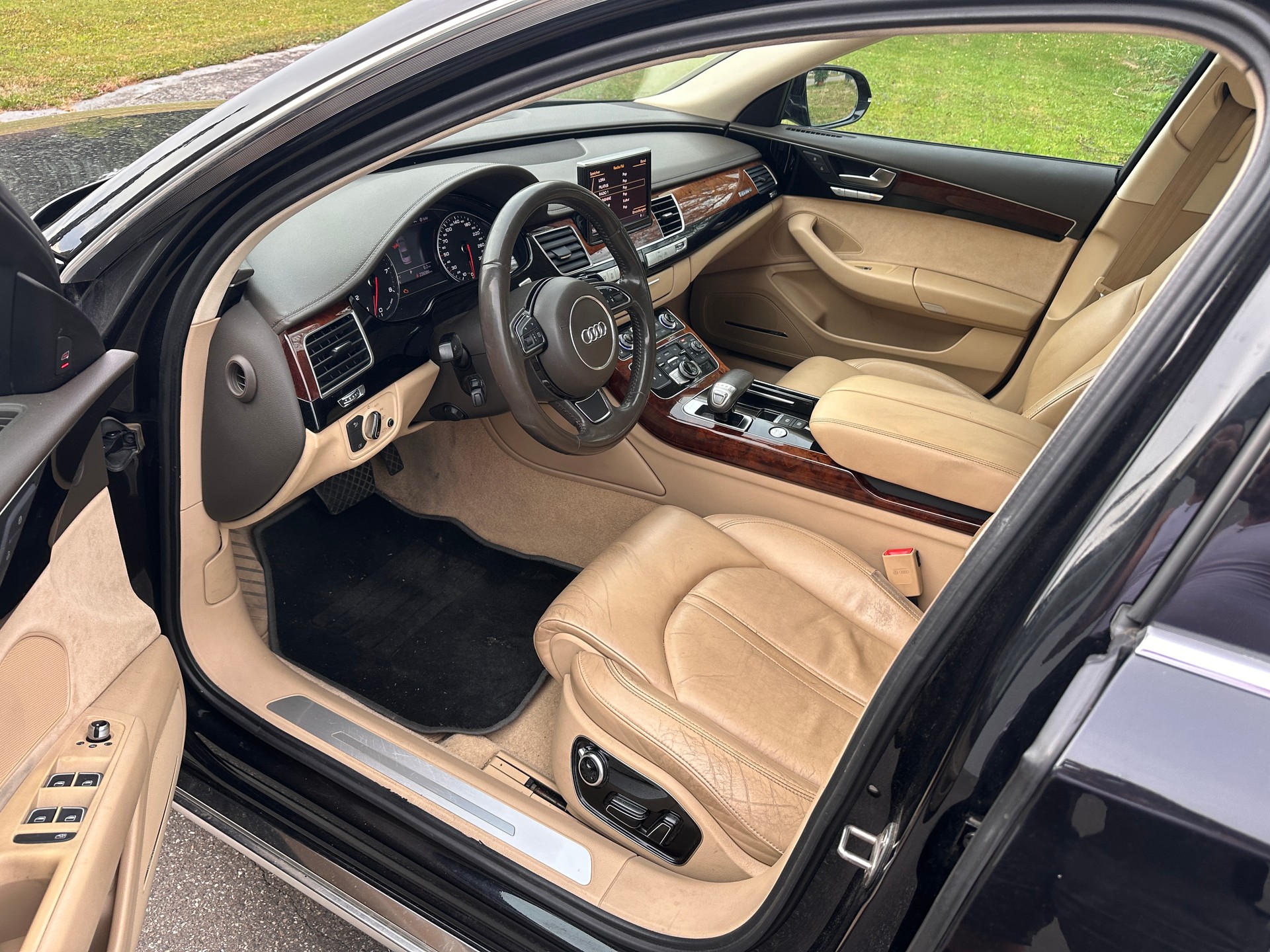 AUDI A8 4.2 FSI quattro tiptronic-image-9
