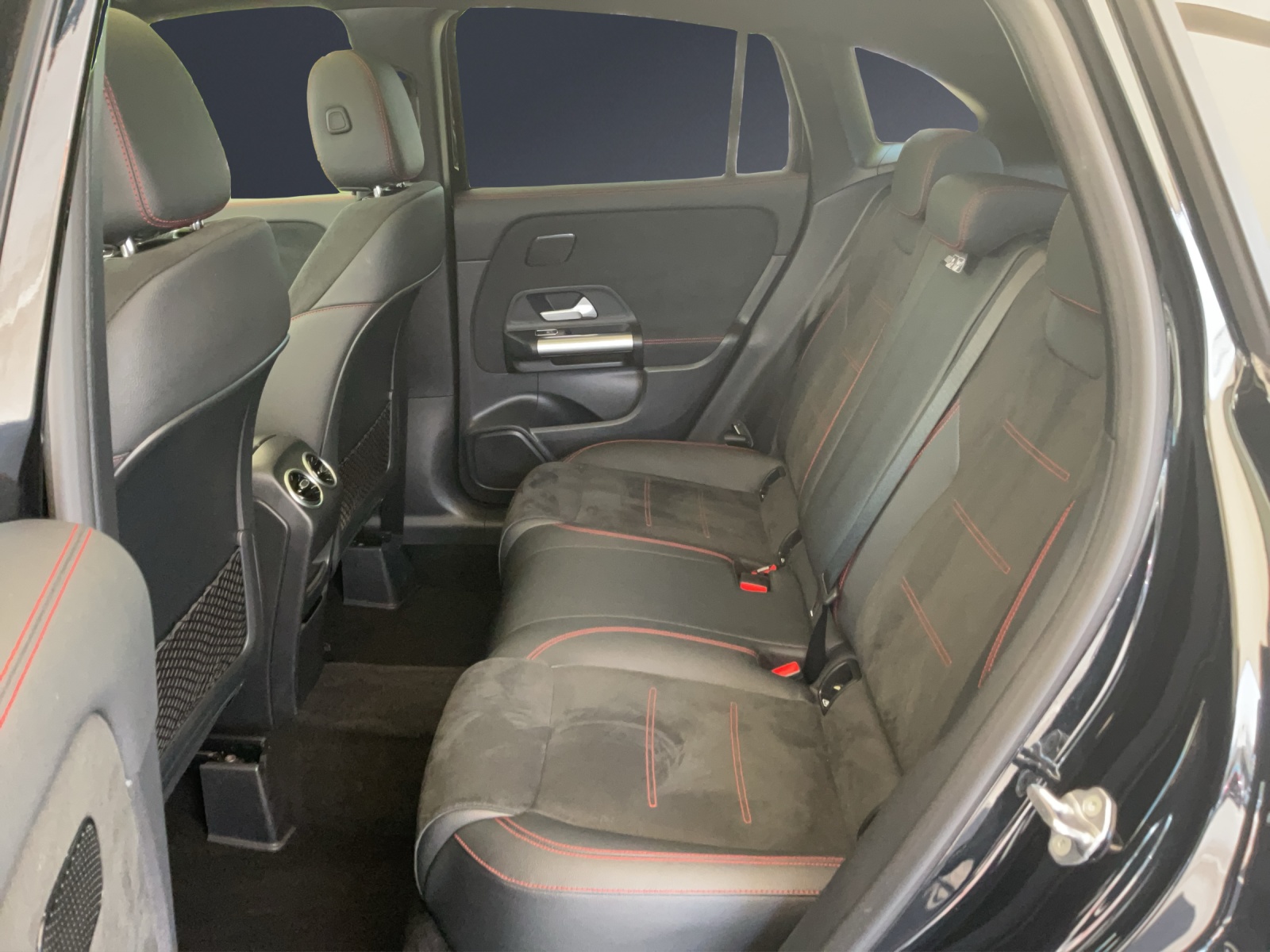 MERCEDES-BENZ GLA 200 AMG Line-image-11