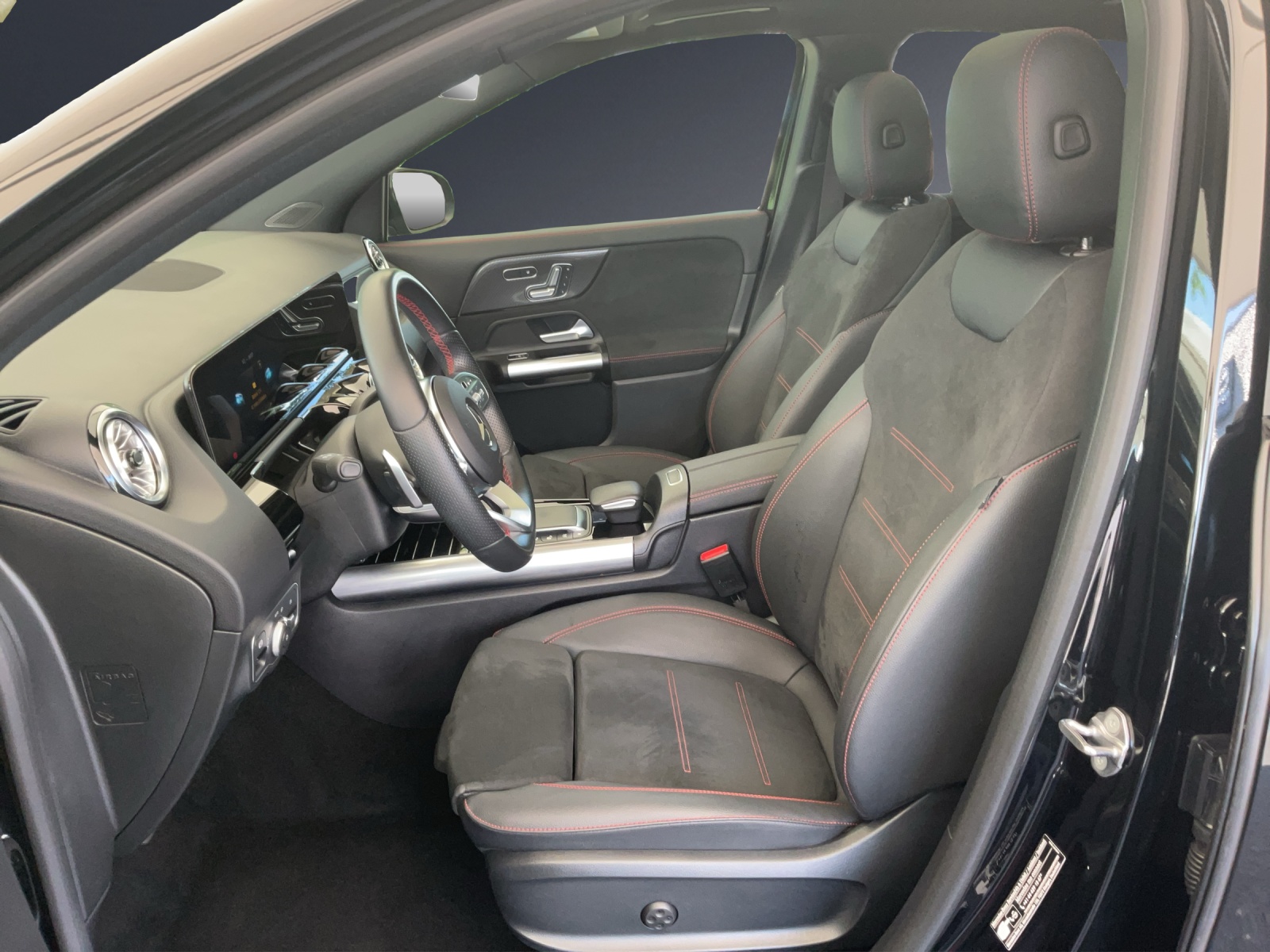 MERCEDES-BENZ GLA 200 AMG Line-image-6