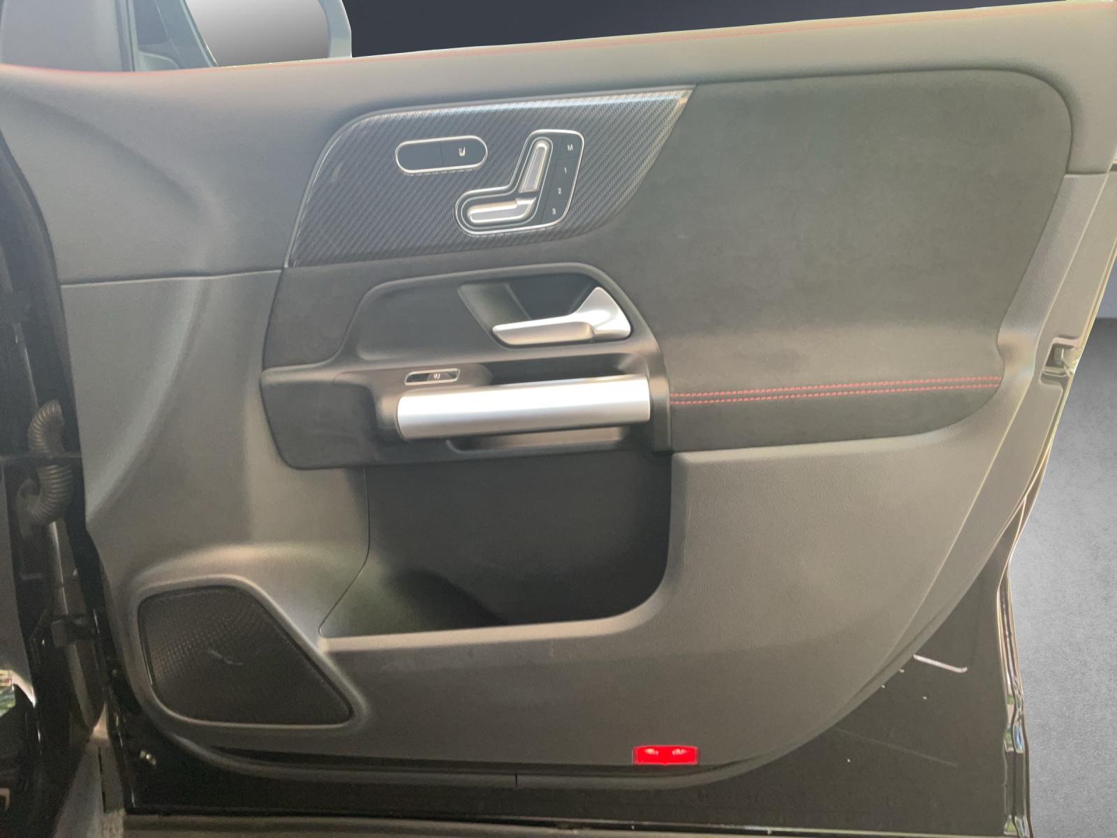 MERCEDES-BENZ GLA 200 AMG Line-image-8