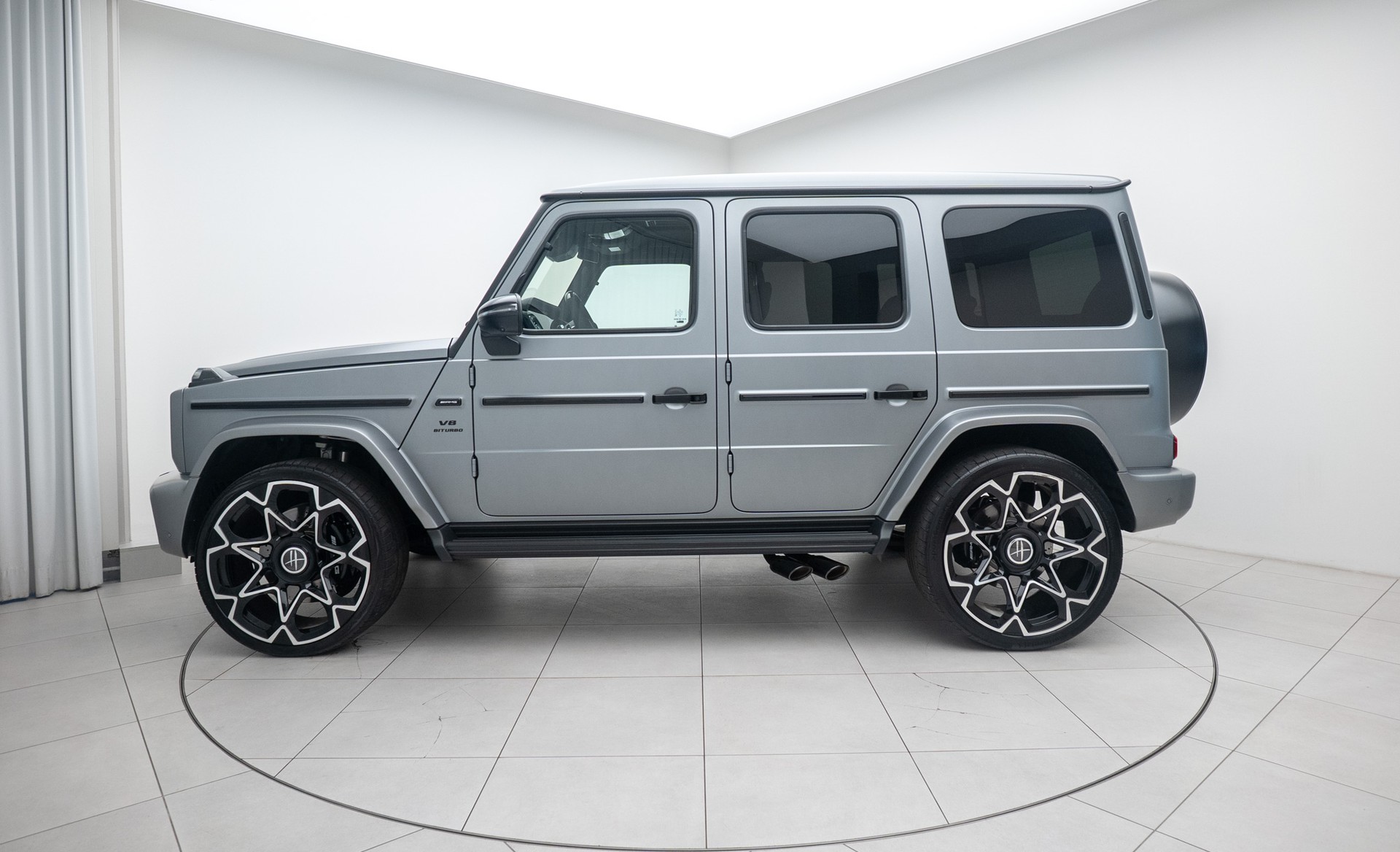 MERCEDES-BENZ G 63 AMG 9G-Tronic-showroom-element-1