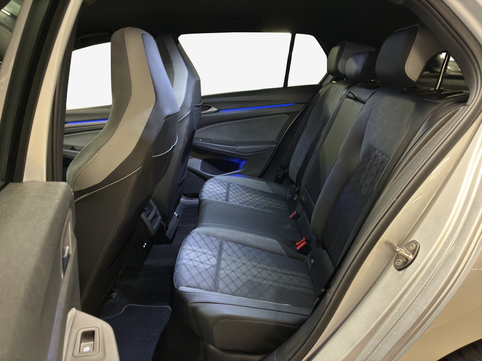 VW Golf 1.5 eTSI mHEV ACT R-Line DSG-image-11