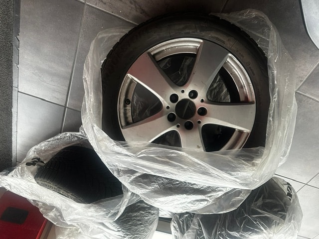 MERCEDES-BENZ C 200 4Matic AMG Line 9G-Tronic-image-25