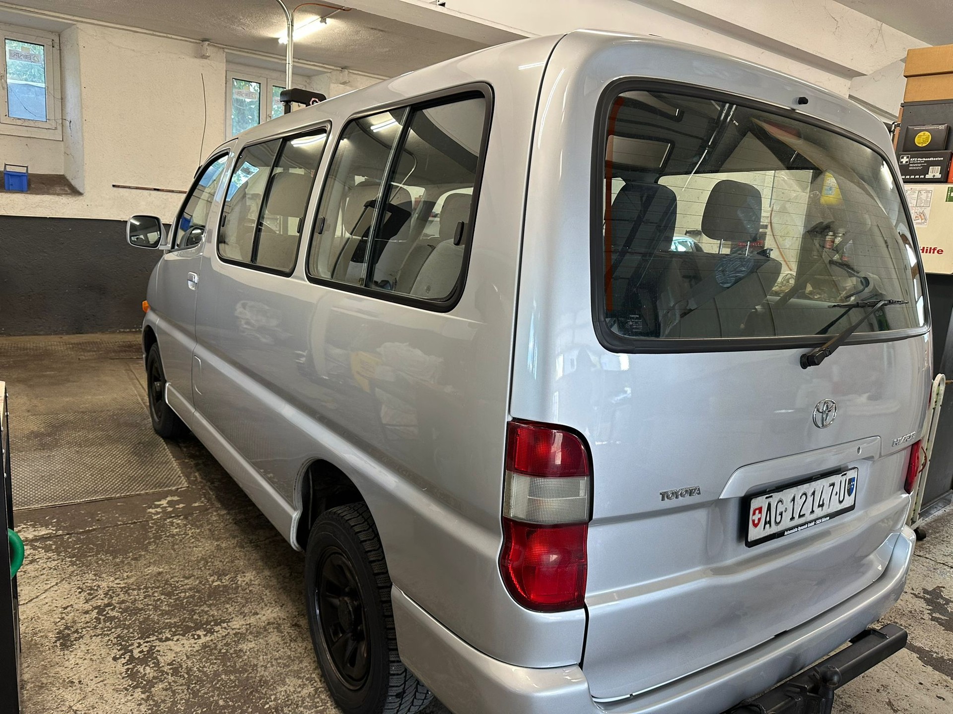 TOYOTA Hiace 2.7 GL Wagon 4x4-image-3